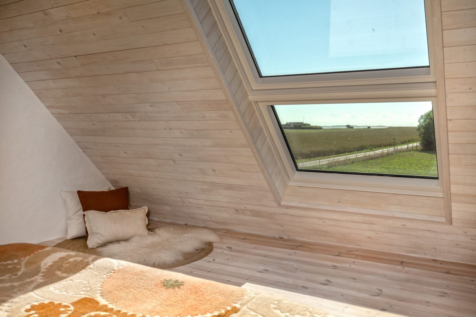 chambre minimaliste et rustique mansardée