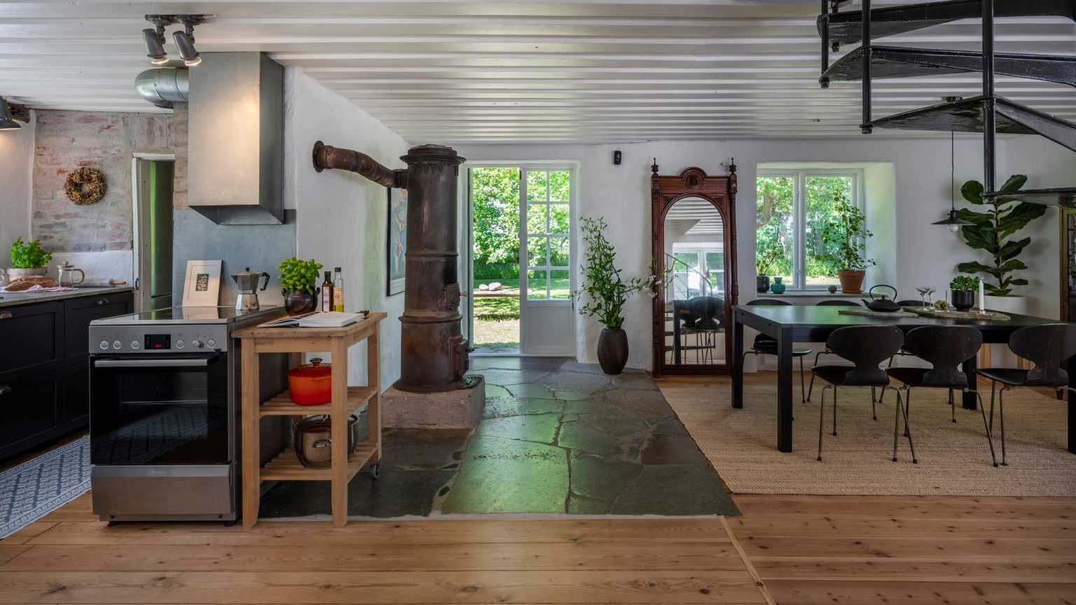 salle à manger et cuisine mur de briques maison ancienne rénovée