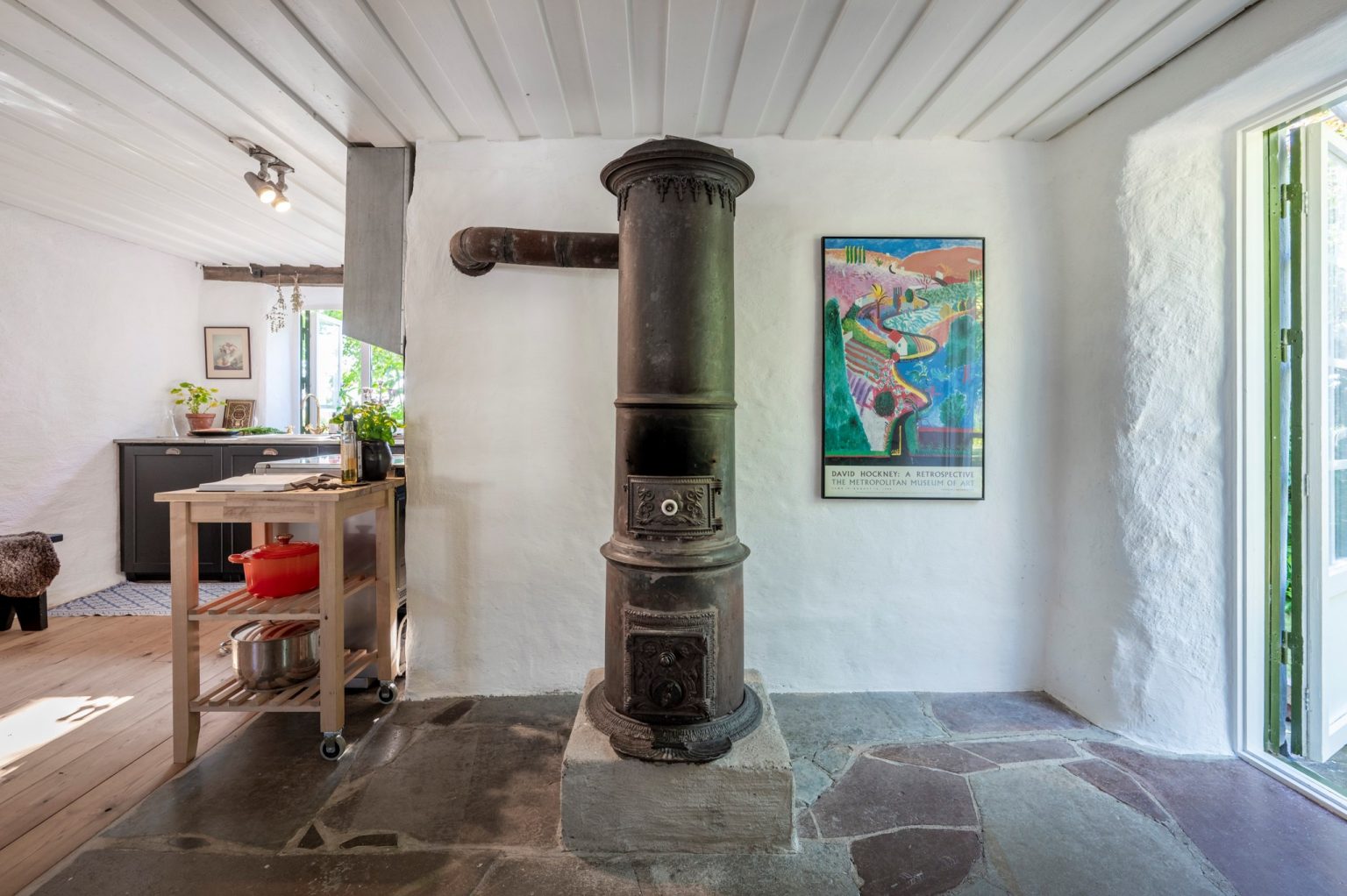 salon avec poutres blanches et poêle ancien maison ancienne rénovée