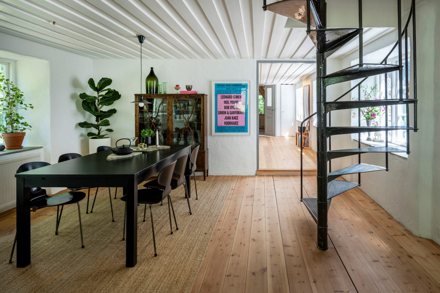 salle à manger avec escalier à colimaçon maison ancienne rénovée