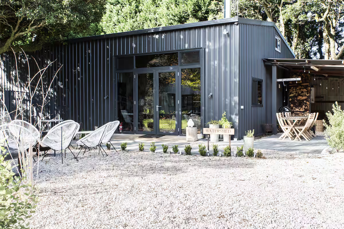 Une maison dans un ancien hangar réhabilité en métal