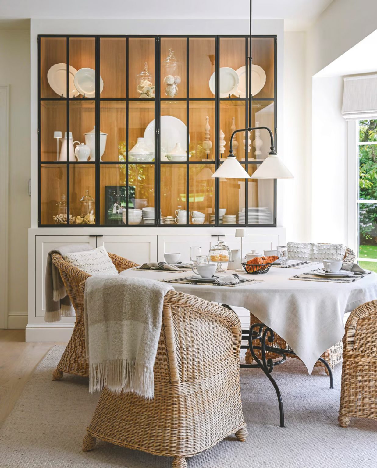 salle à manger avec vitrine décoration contemporaine