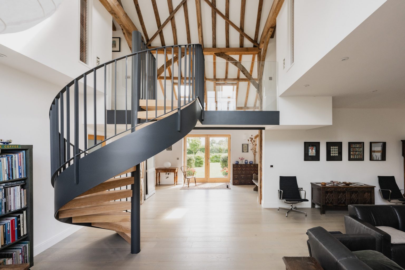 salon double hauteur avec poutres et escalier grange rénovée Norfolk