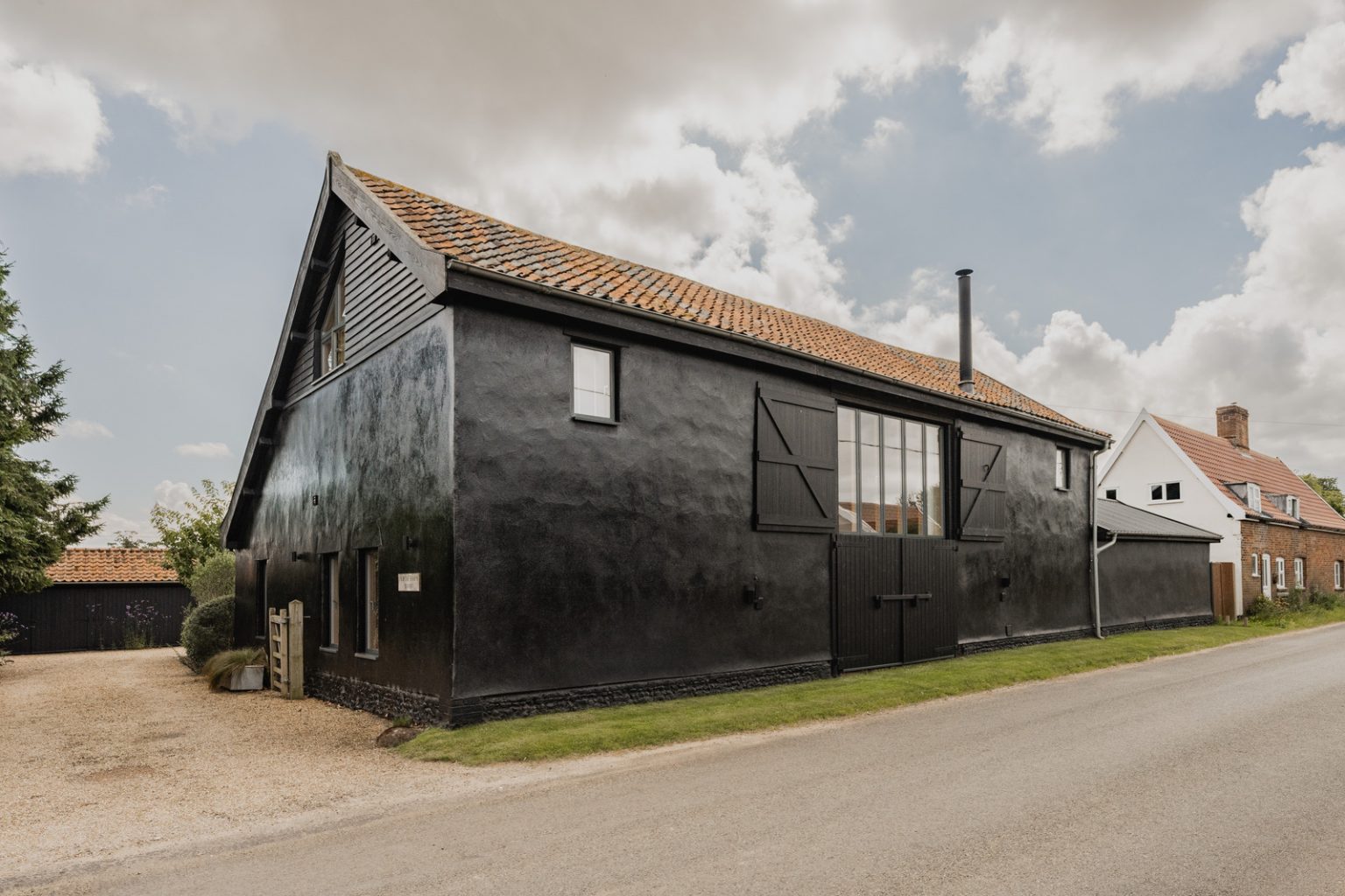 grange rénovée façade noire