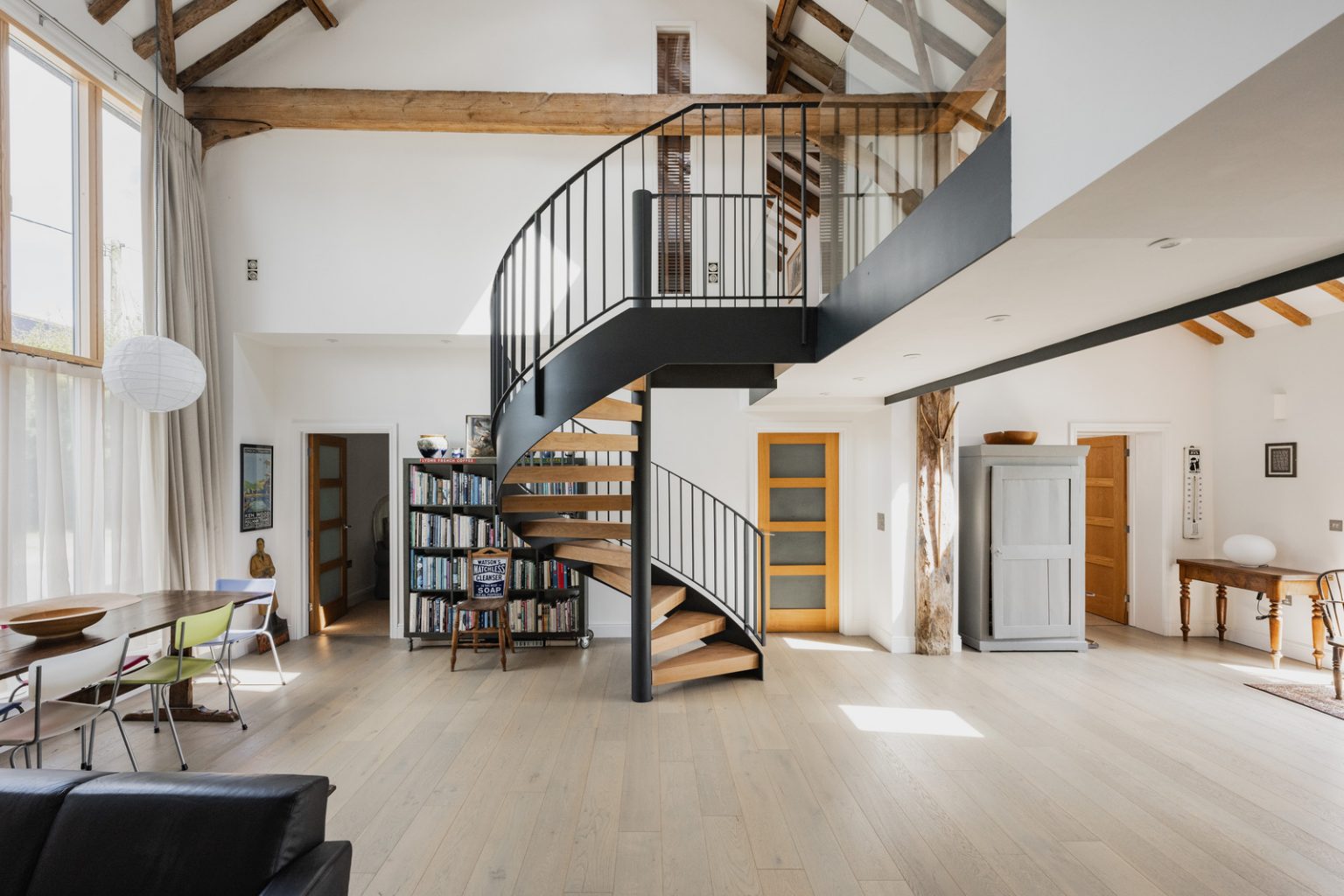 salon double hauteur avec poutres et escalier grange rénovée Norfolk