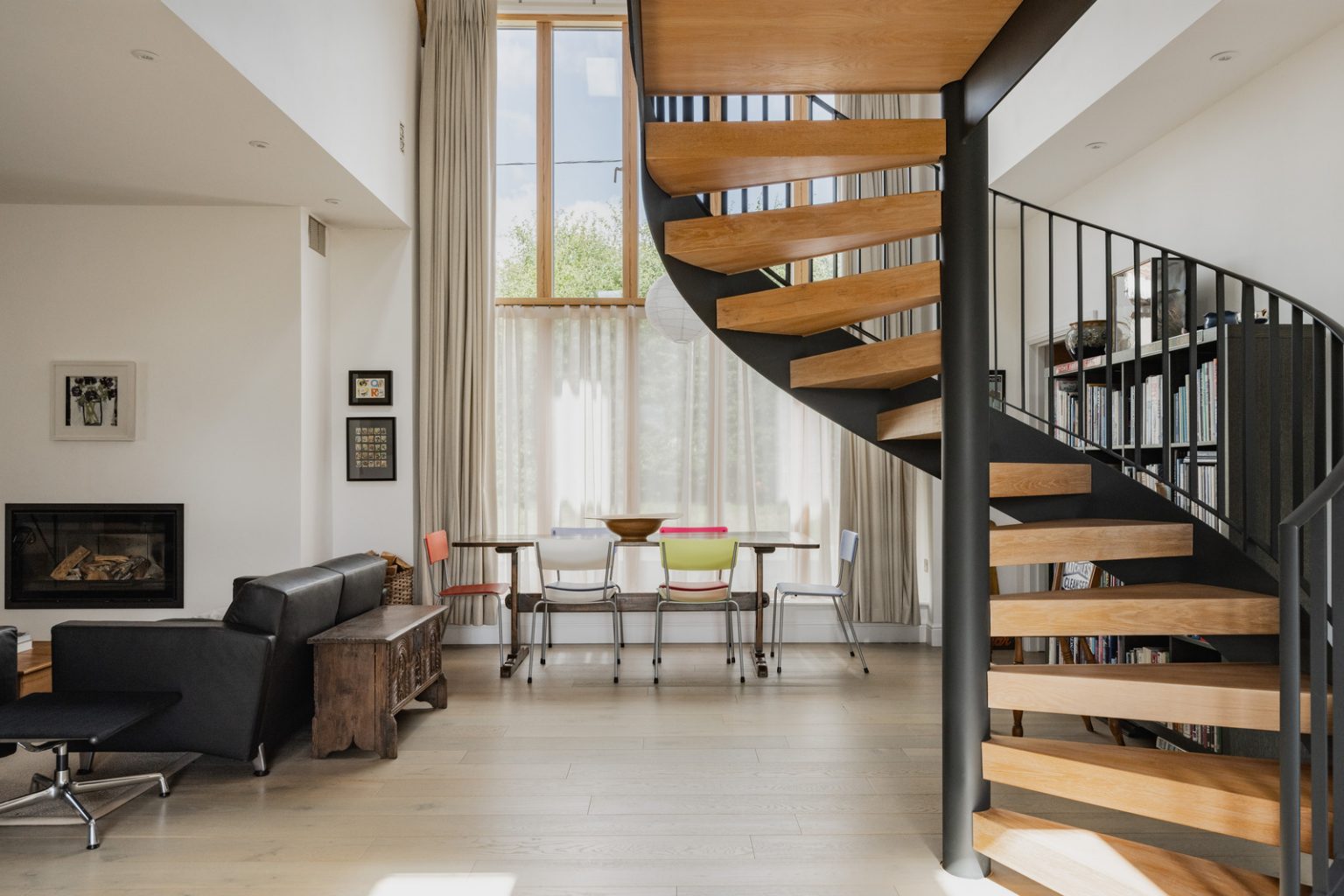 salon double hauteur avec poutres et escalier grange rénovée Norfolk