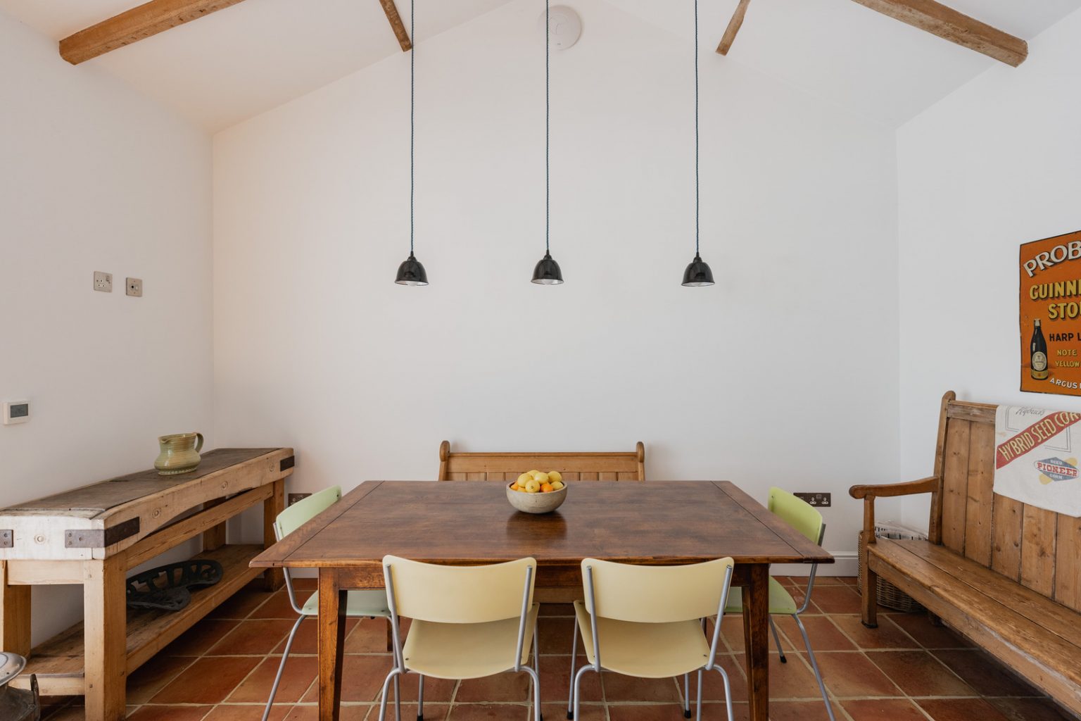 salle à manger dans cuisine avec poutres grange rénovée Norfolk