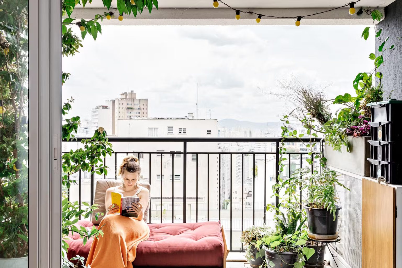 balcon avec plantes vertes