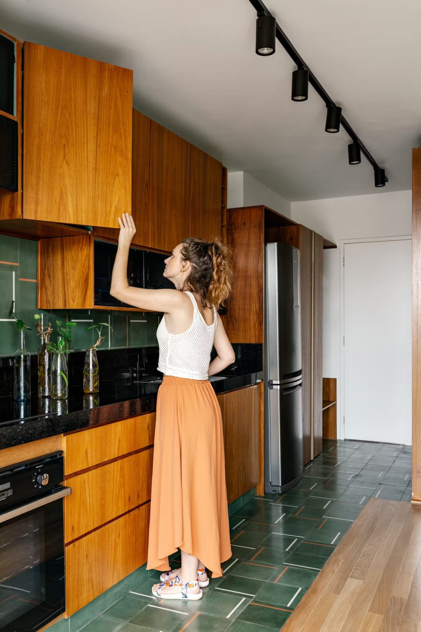 cuisine ouverte bois carrelage vert