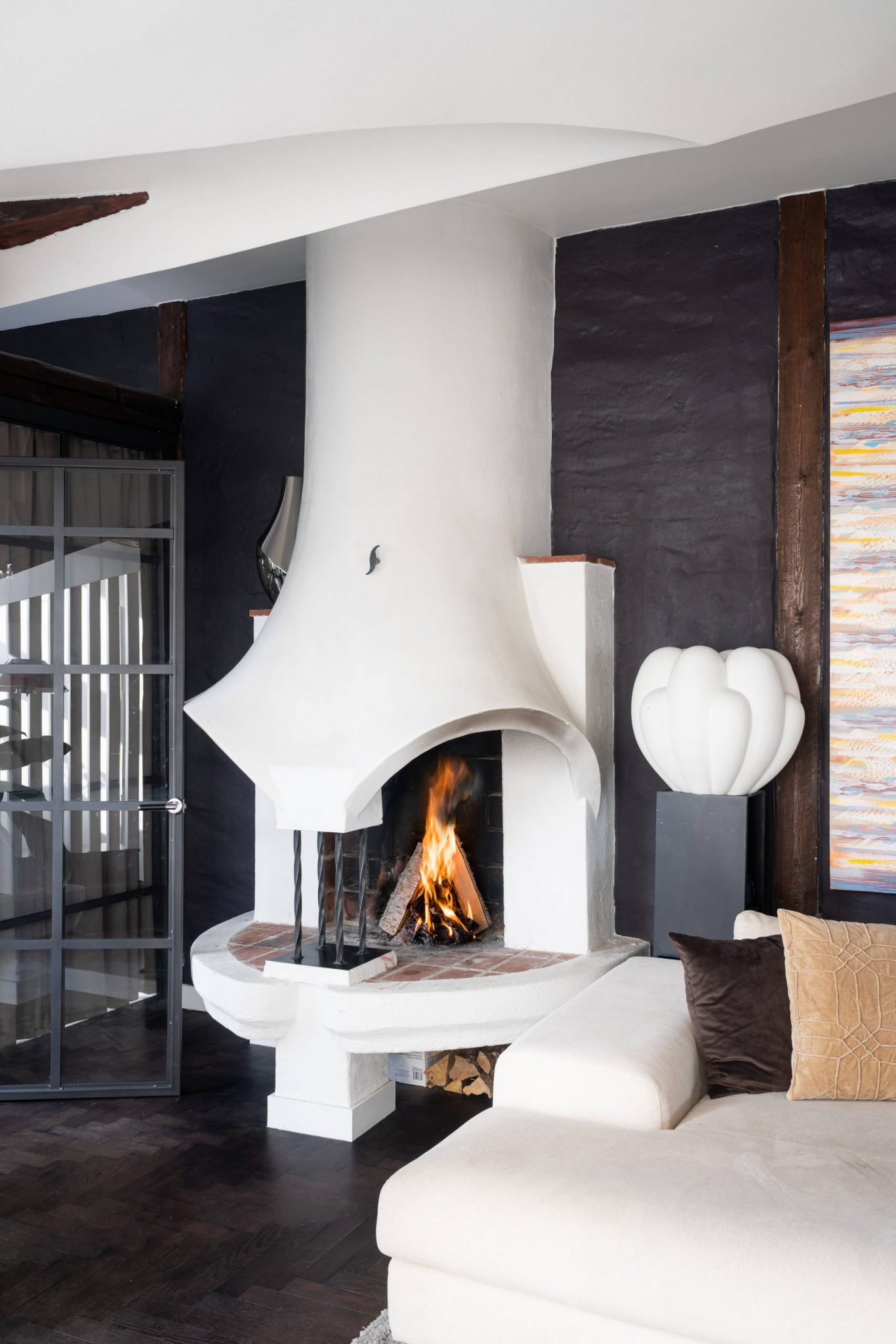 cheminée dans salon appartement contemporain 82m2 avec poutres sous les toits