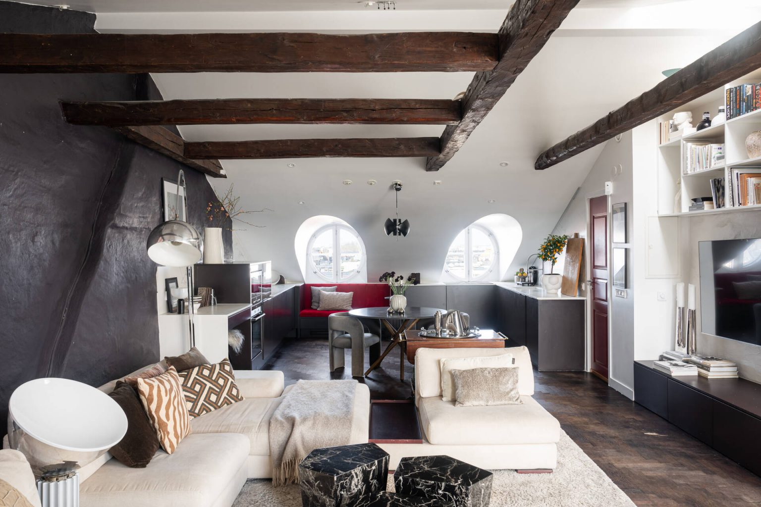 salon et cuisine appartement contemporain 82m2 avec poutres sous les toits