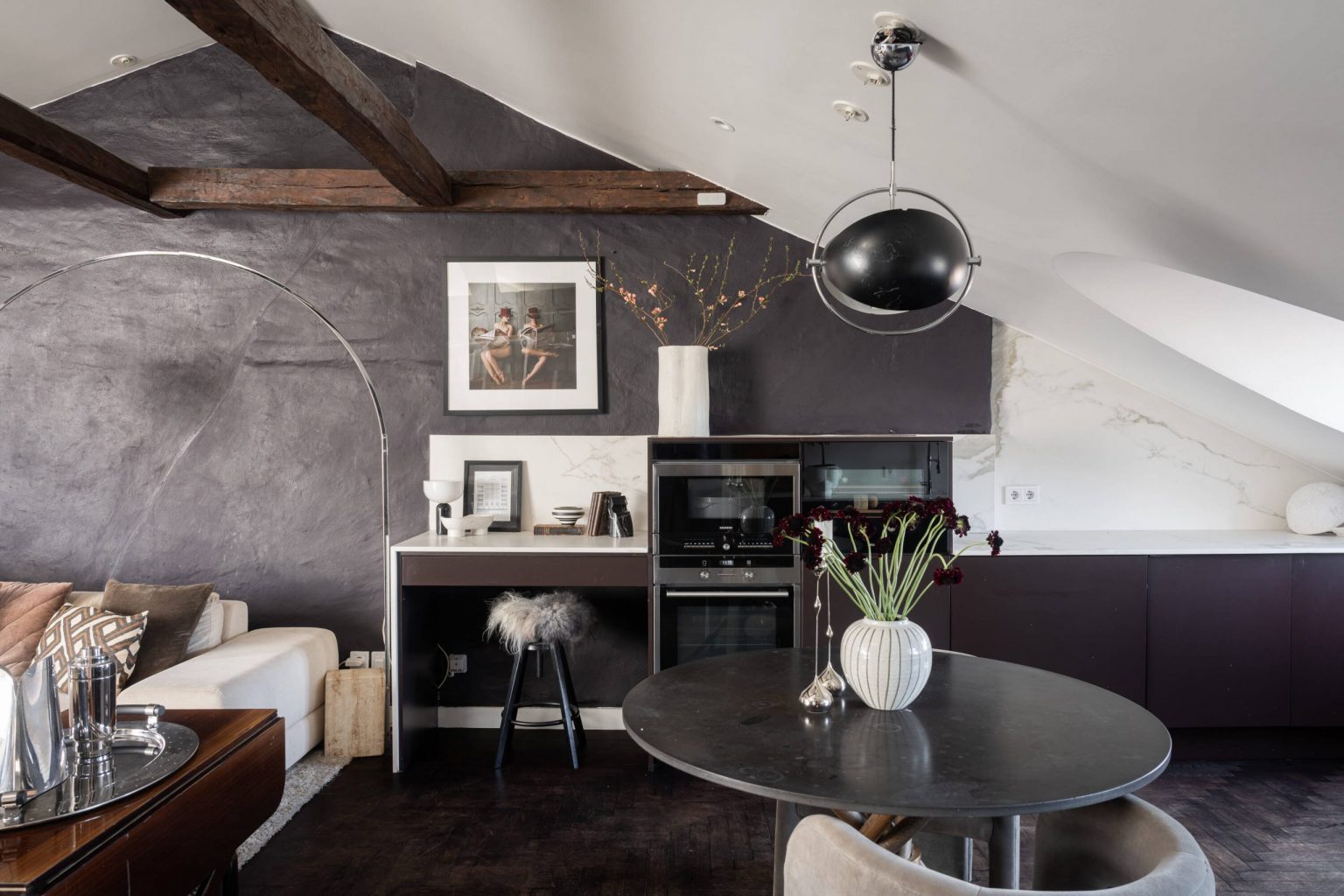salon et cuisine appartement contemporain 82m2 avec poutres sous les toits