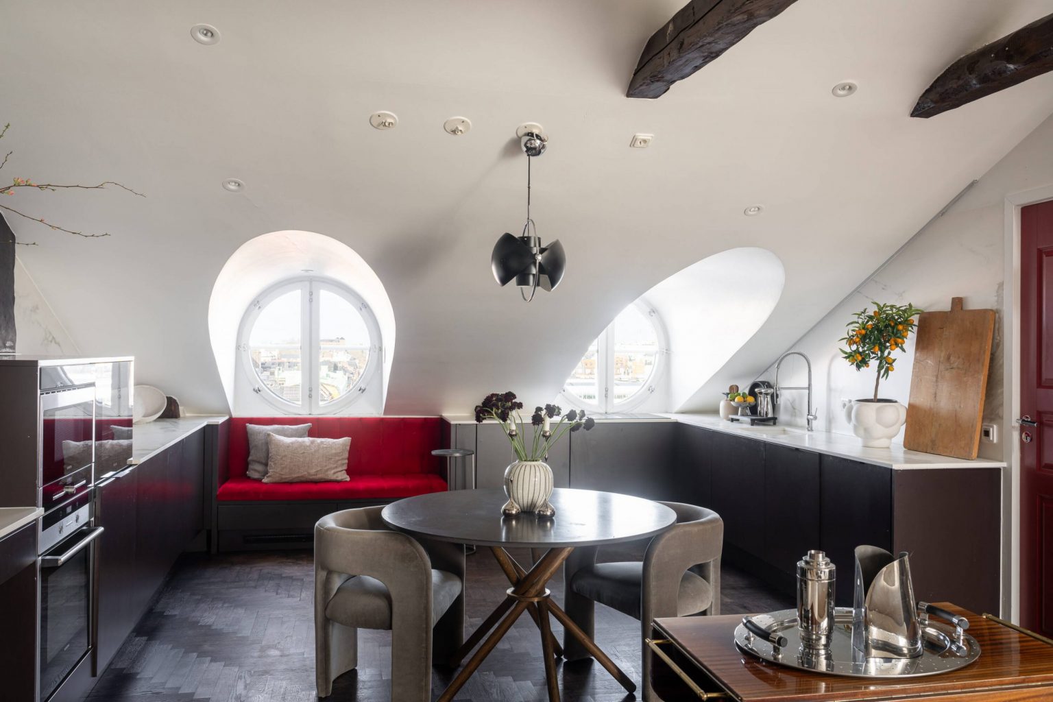 cuisine et salle à manger appartement contemporain 82m2 avec poutres sous les toits