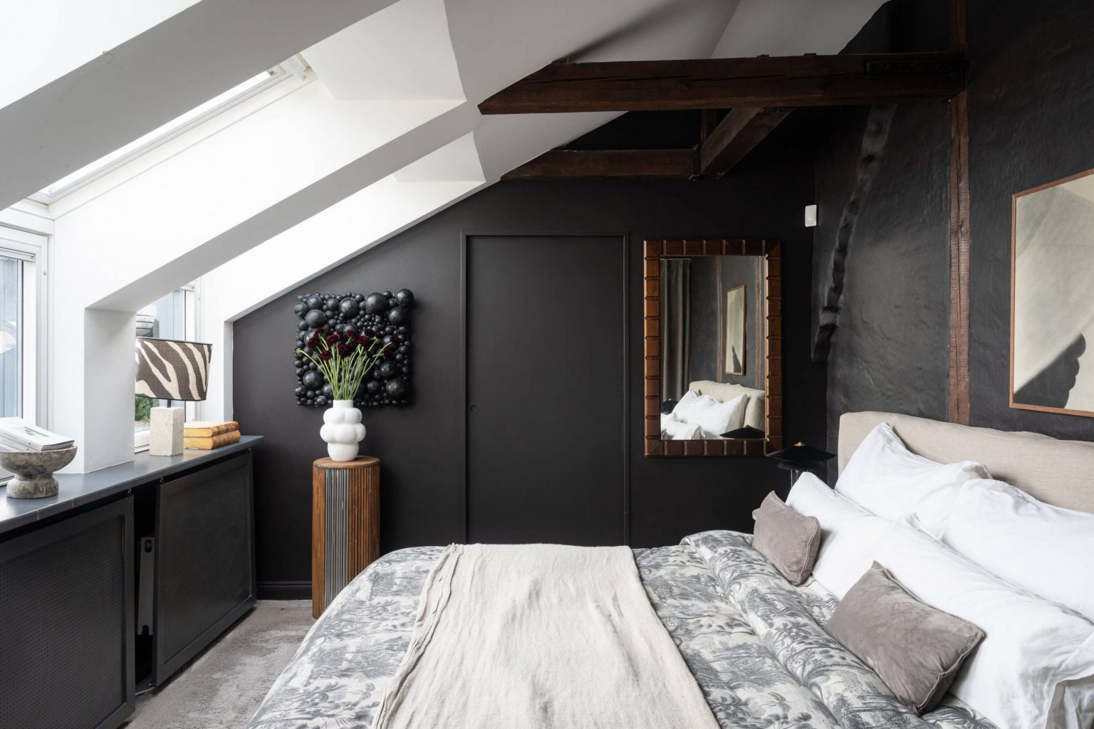 chambre appartement contemporain 82m2 avec poutres sous les toits