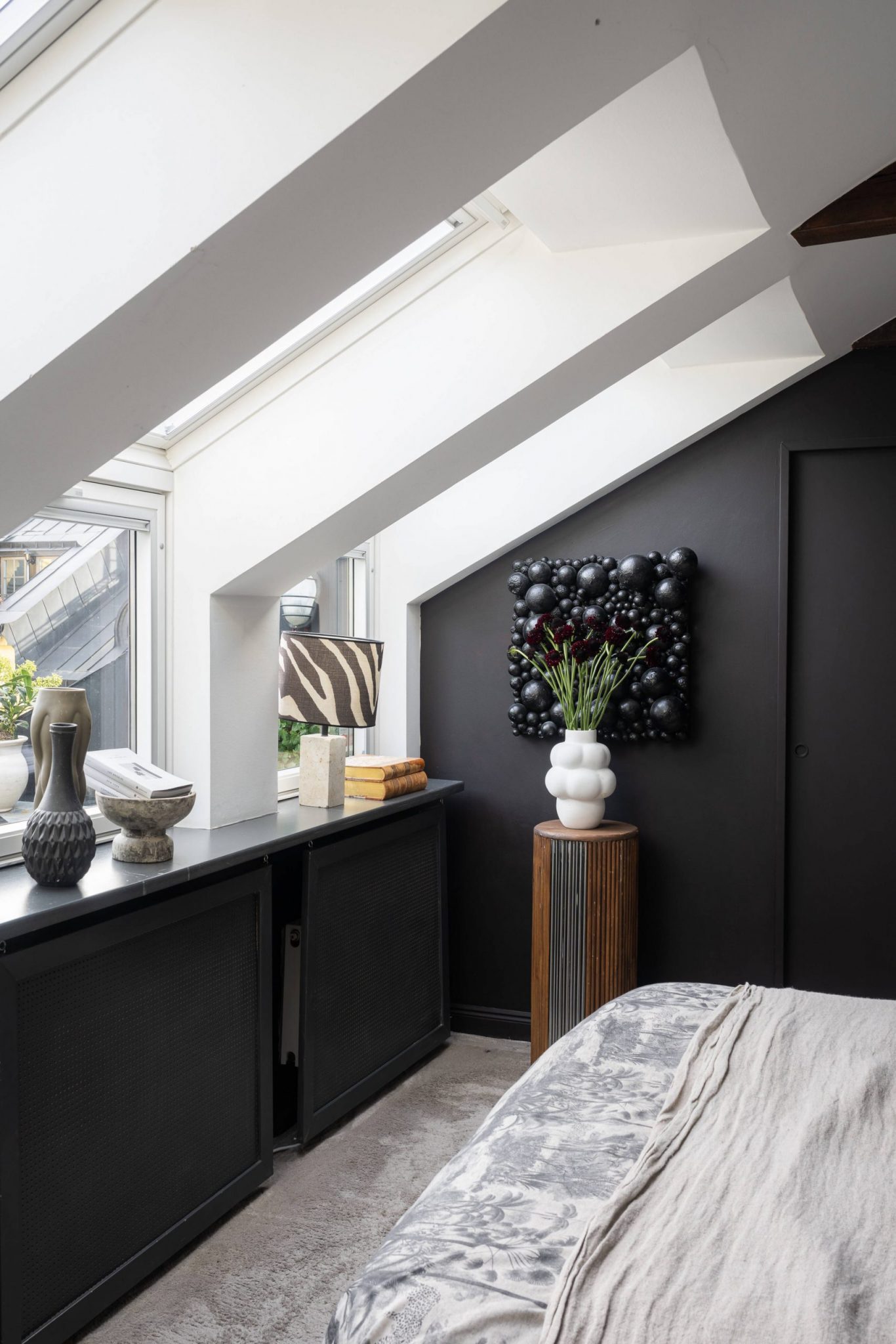 chambre appartement contemporain 82m2 avec poutres sous les toits