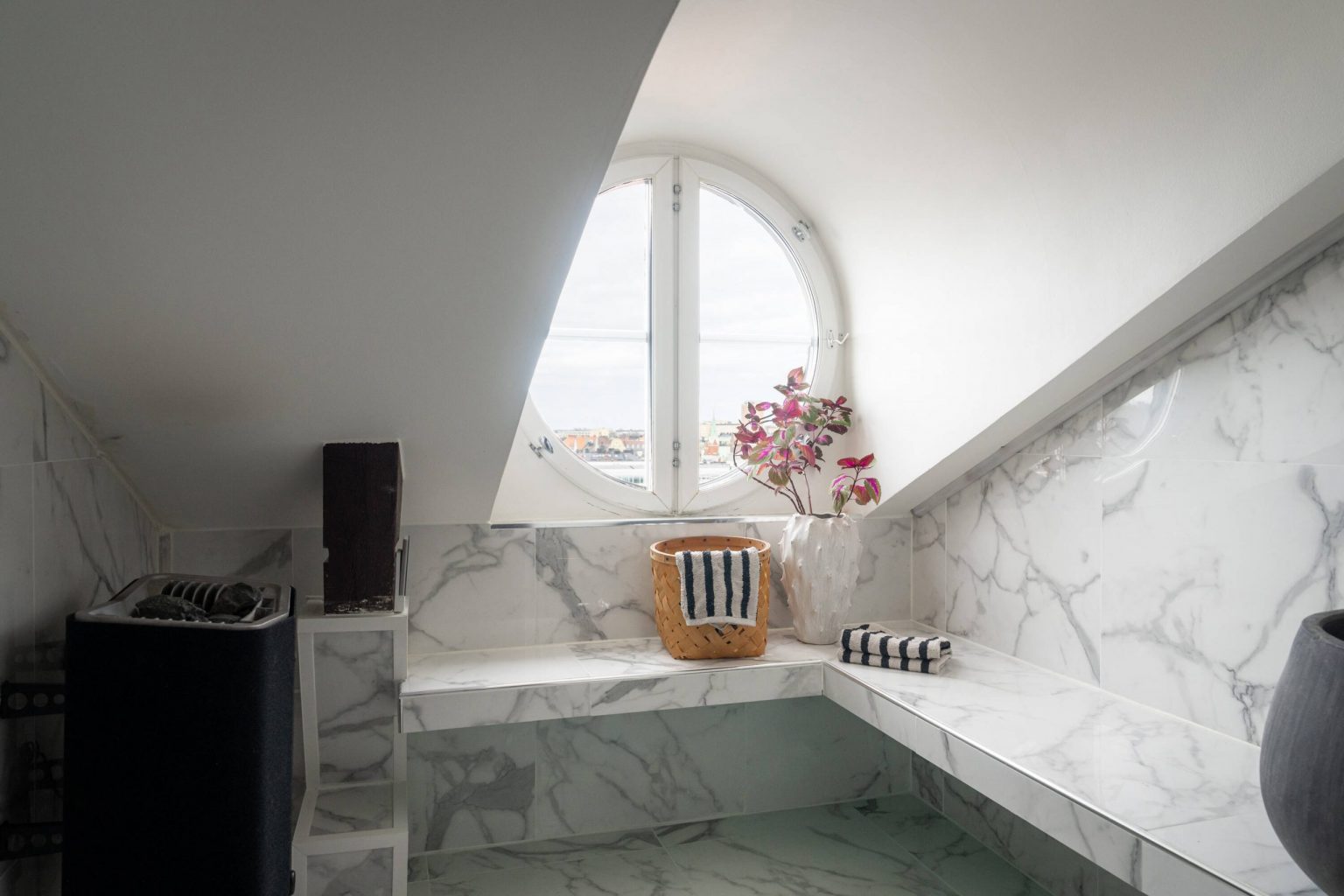 salle de bain marbre appartement contemporain 82m2 avec poutres sous les toits