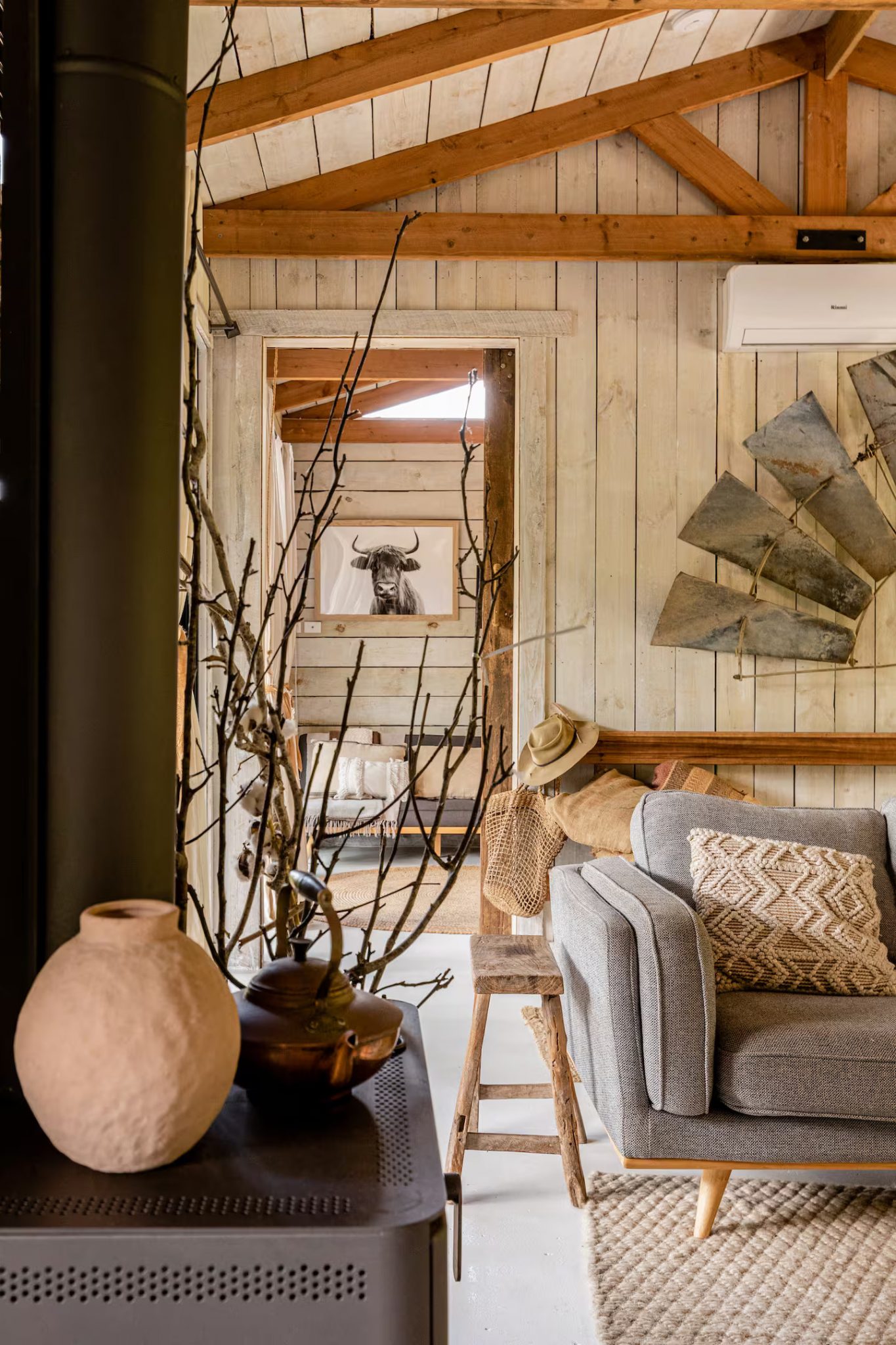 salon déplafonné maison rustique en bois Hillview Dairy