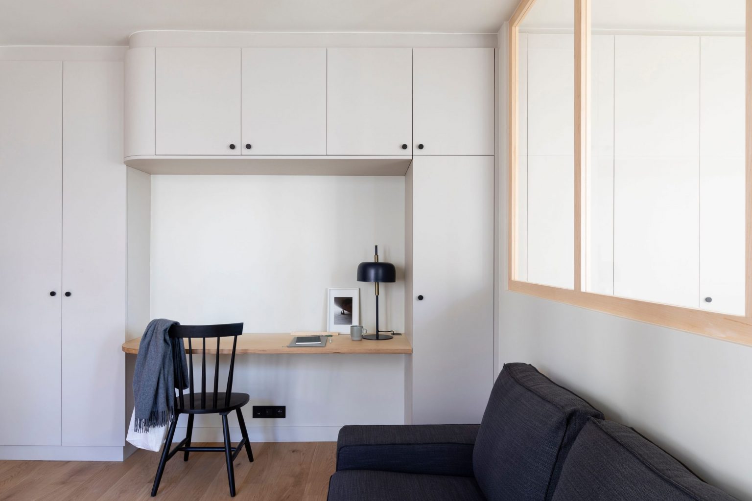 salon avec verrière bois petit appartement Photo : © Alexis Paoli