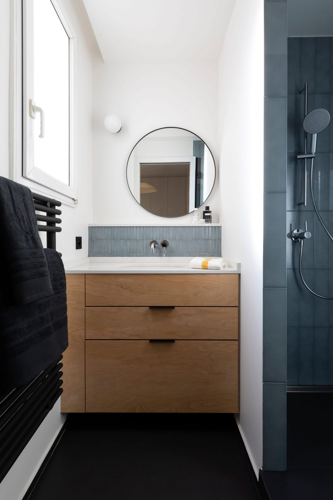 salle de bain bois blanche et grise Photo : © Alexis Paoli