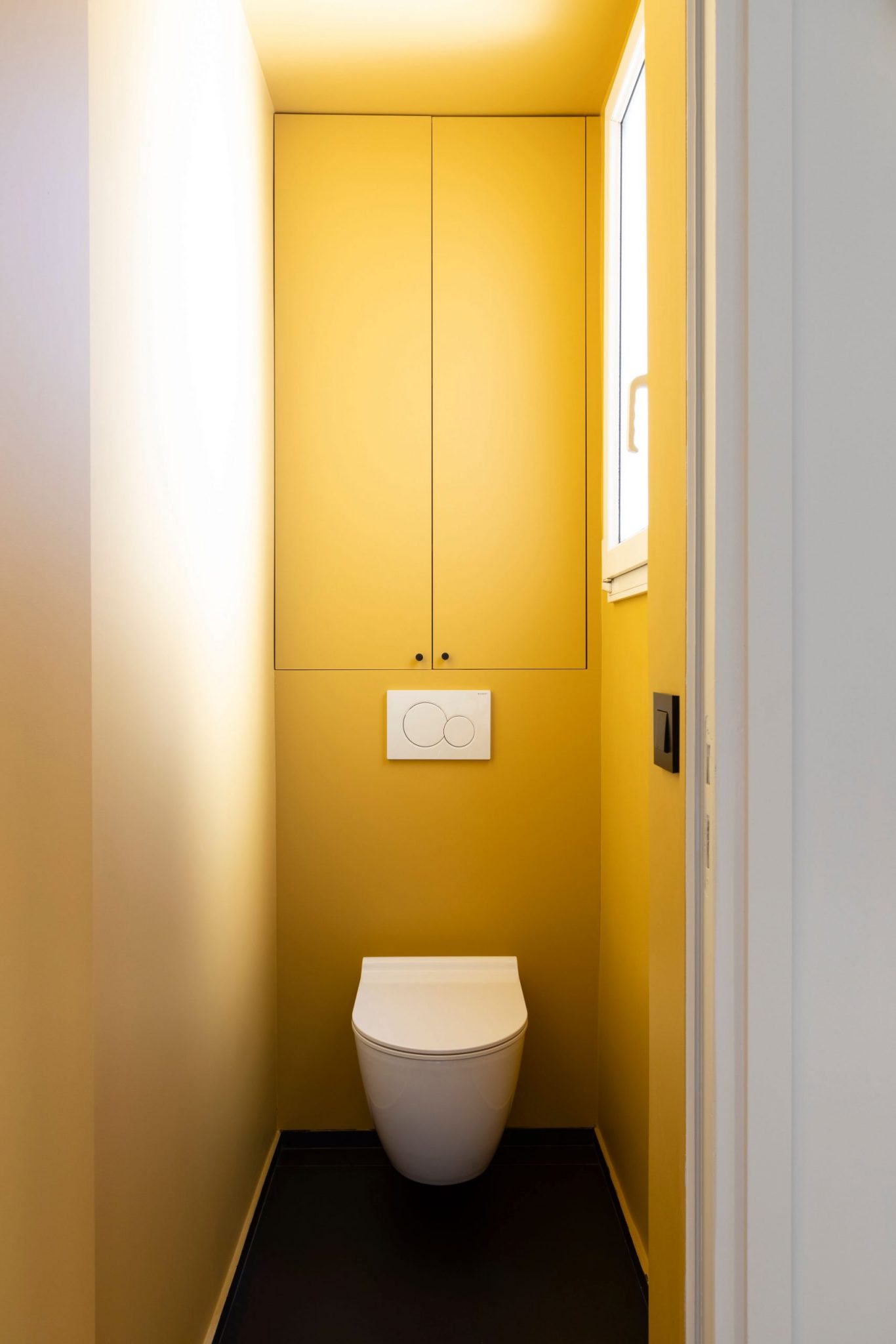 toilettes murs jaunes vif Photo : © Alexis Paoli