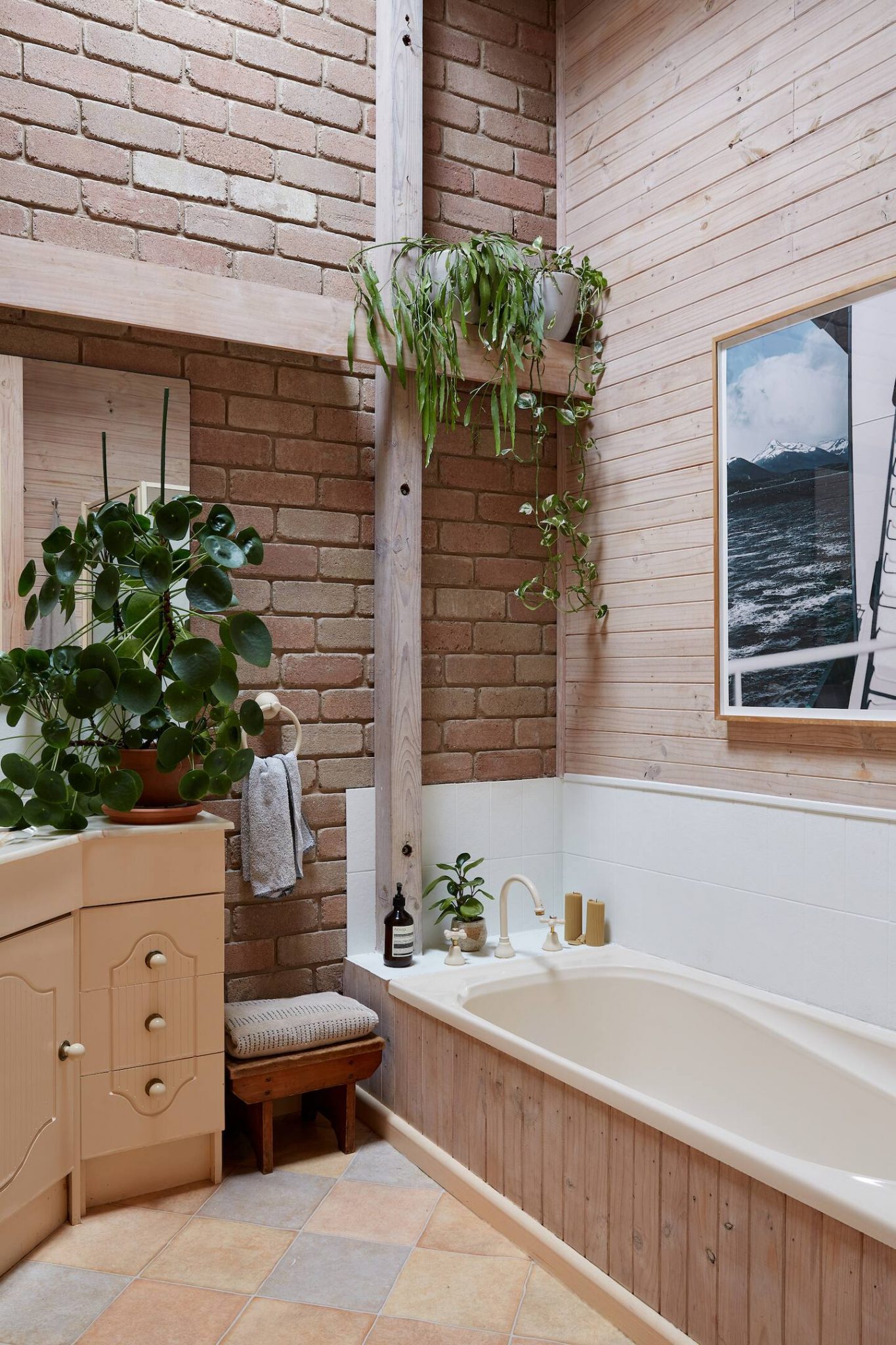 salle de bain murs bois et briques The Hideway Shack