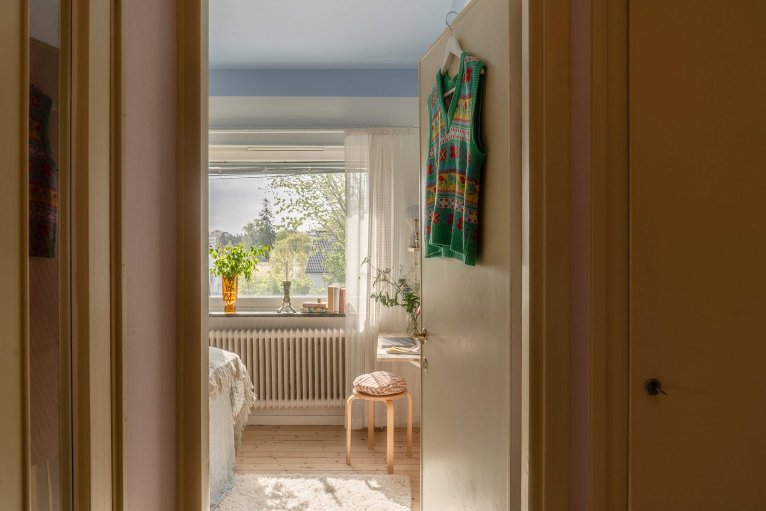 chambre murs blancs et plafond bleu