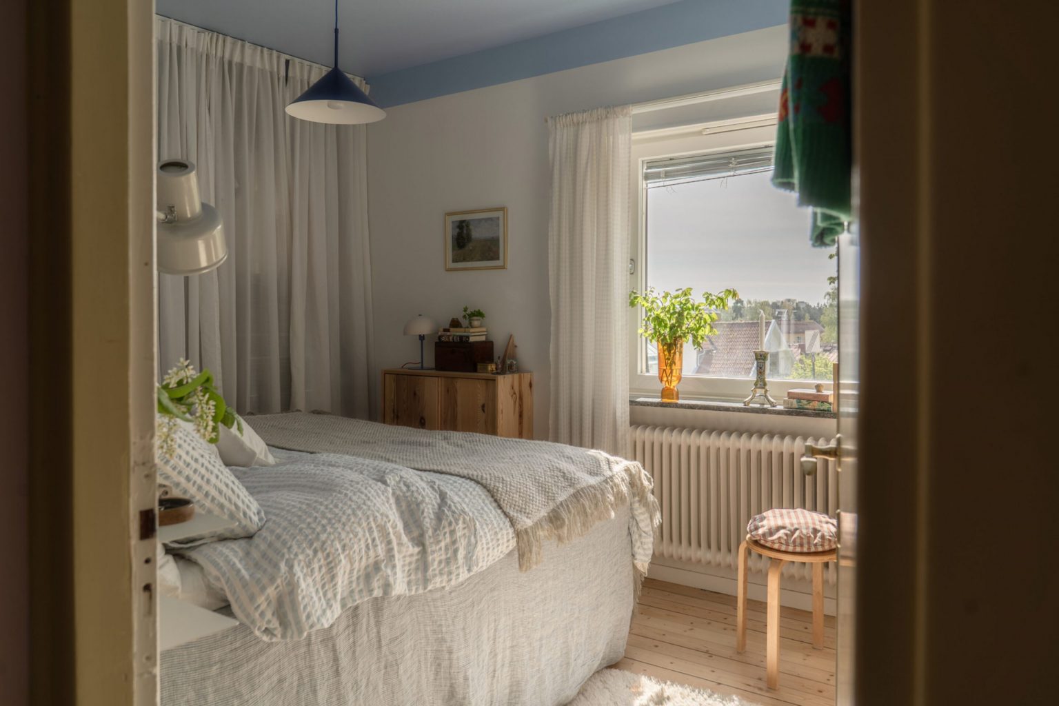 chambre murs blancs et plafond bleu