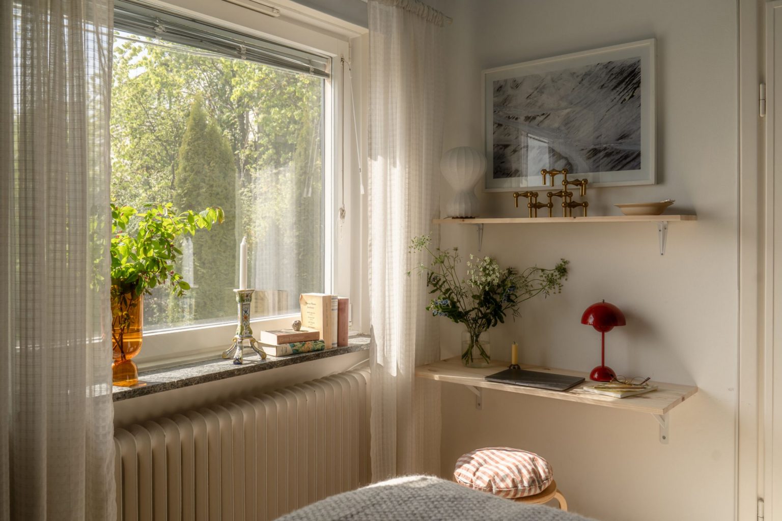 chambre murs blancs et plafond bleu