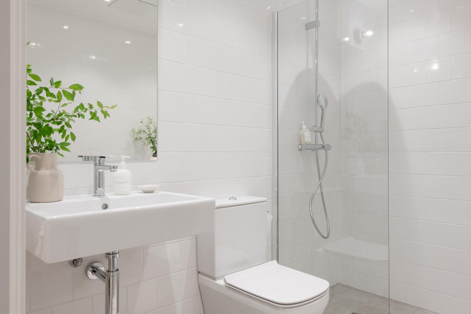 salle de bain blanche