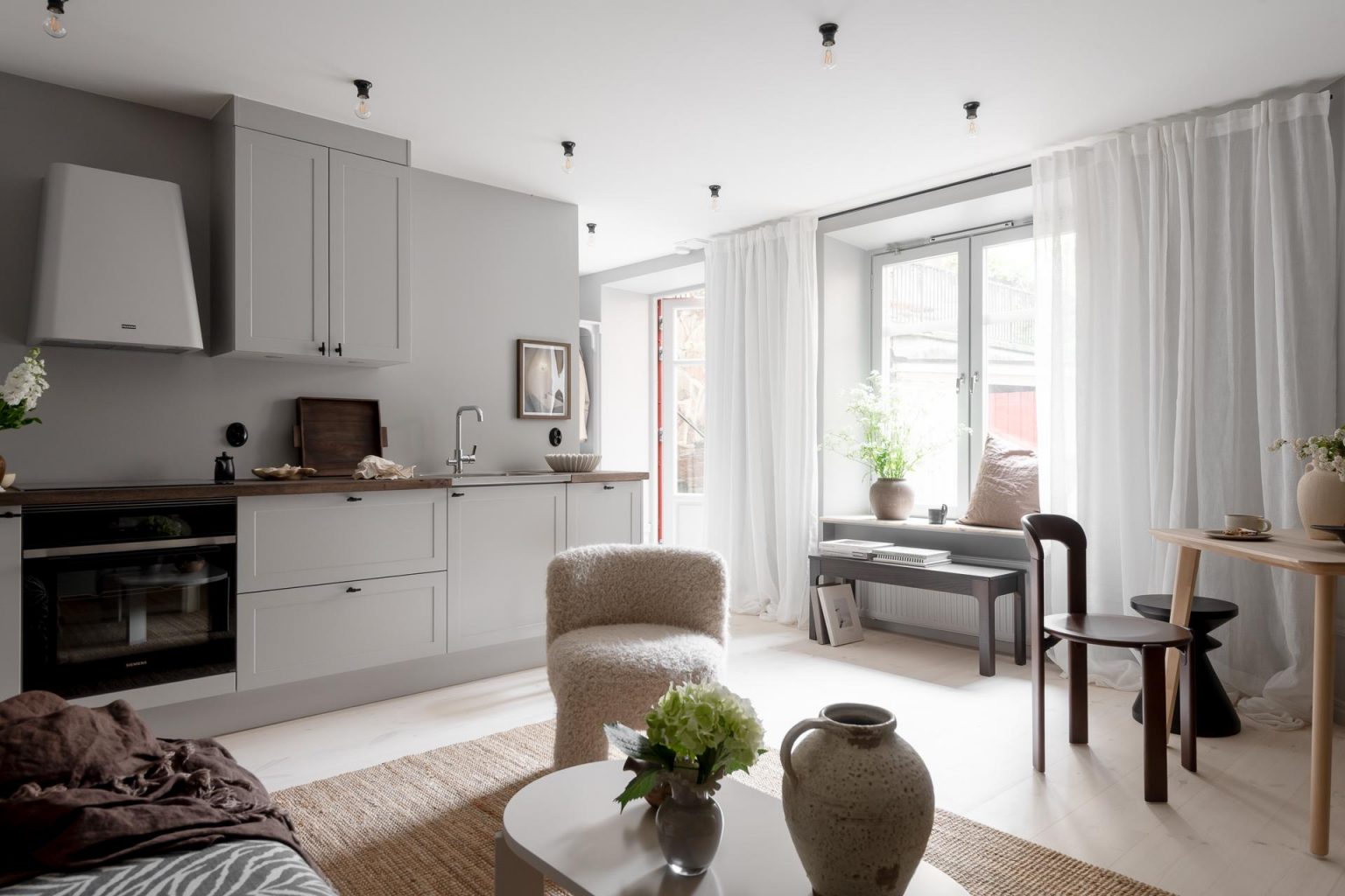 cuisine ouverte et salon deux-pièces 44m2 décoration scandinave murs gris