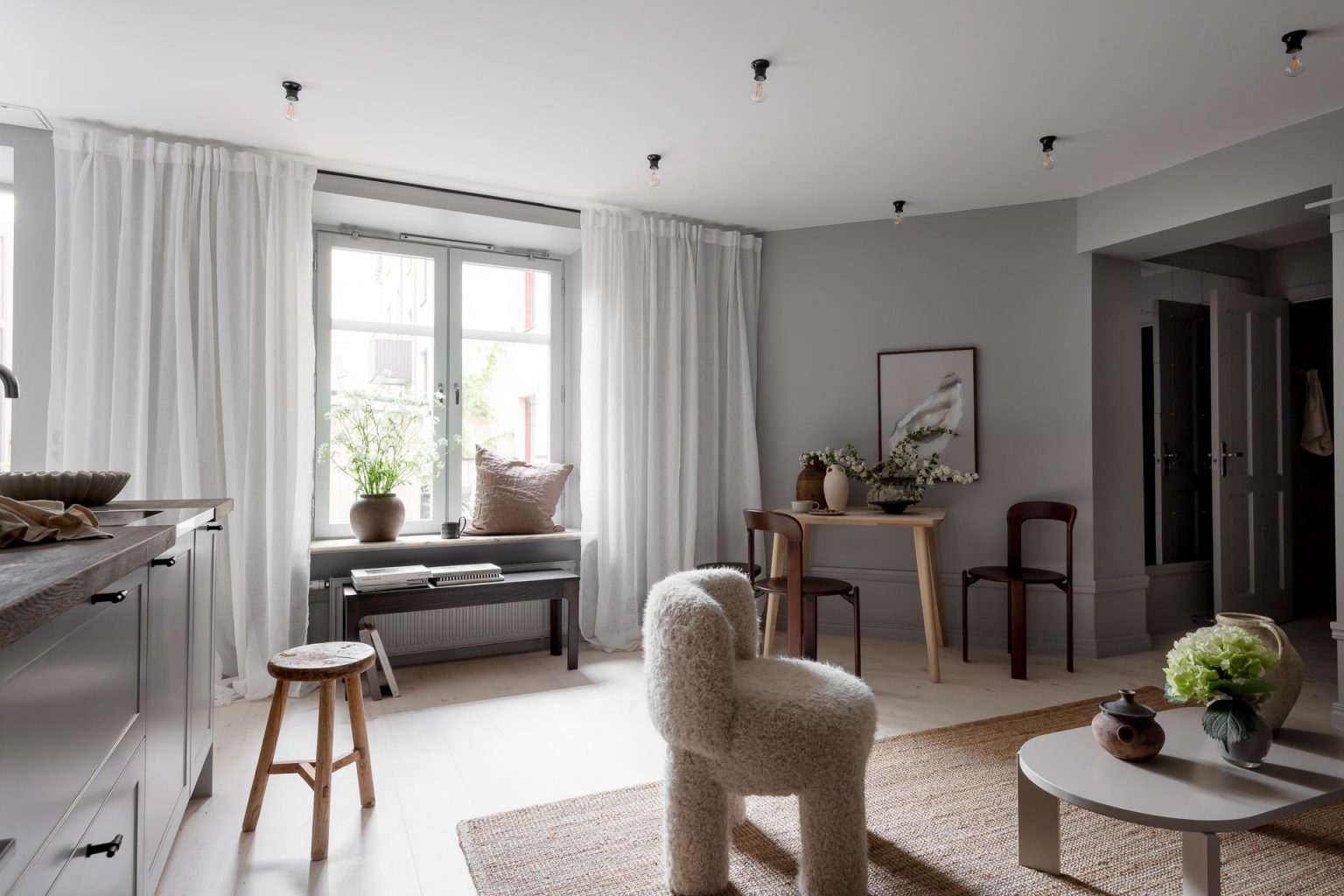 cuisine ouverte et salon deux-pièces 44m2 décoration scandinave murs gris