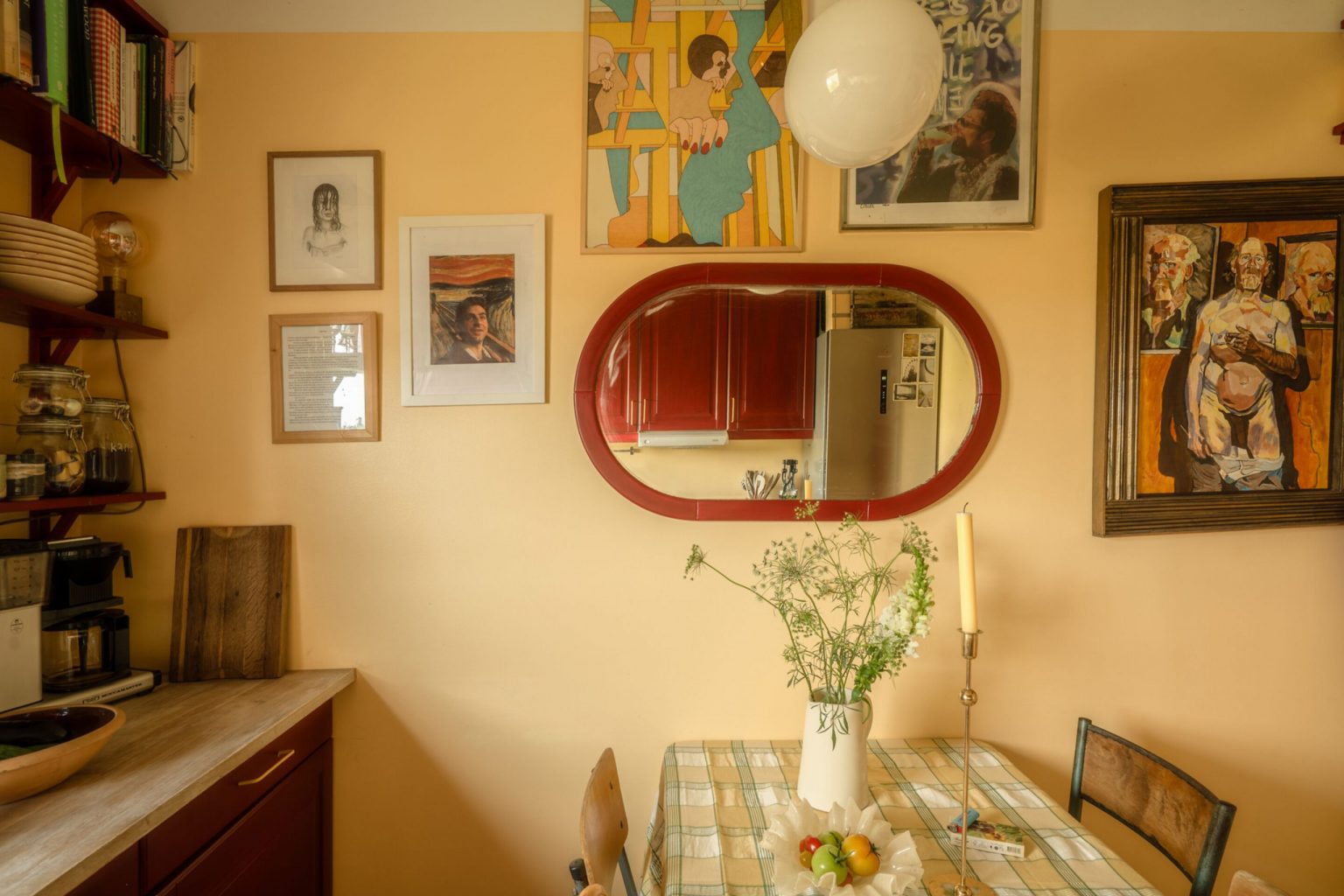 cuisine murs jaunes mobilier bordeaux décoration vintage