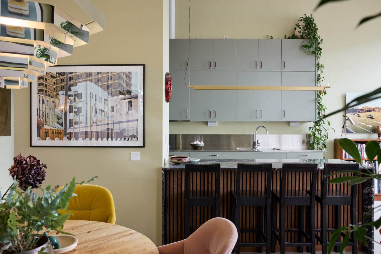 salle à manger et cuisine ouverte décoration design et colorée