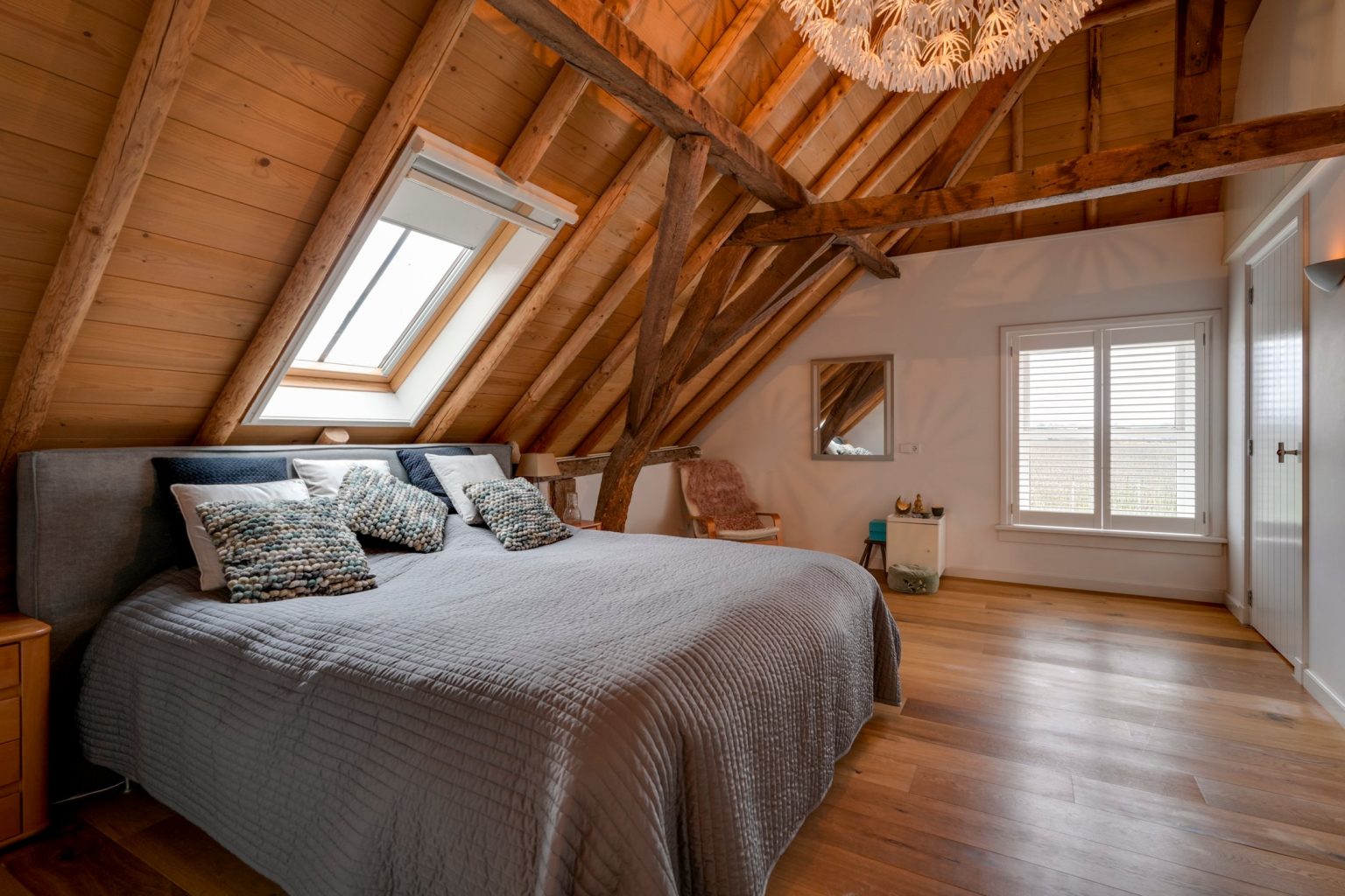 chambre mansardée avec poutres