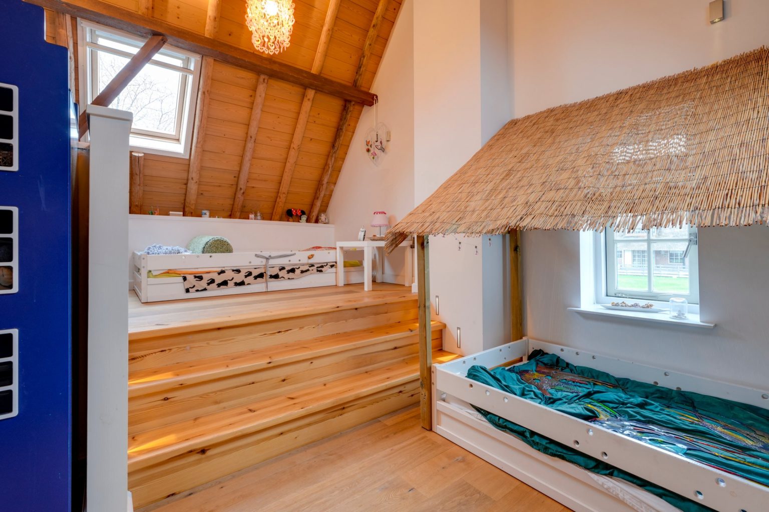 chambre mansardée avec poutres