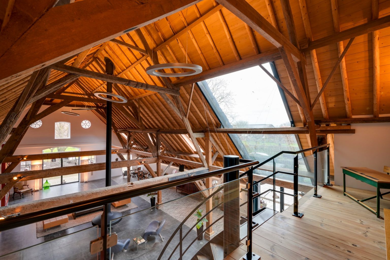 mezzanine sur salon double hauteur avec poutraison
