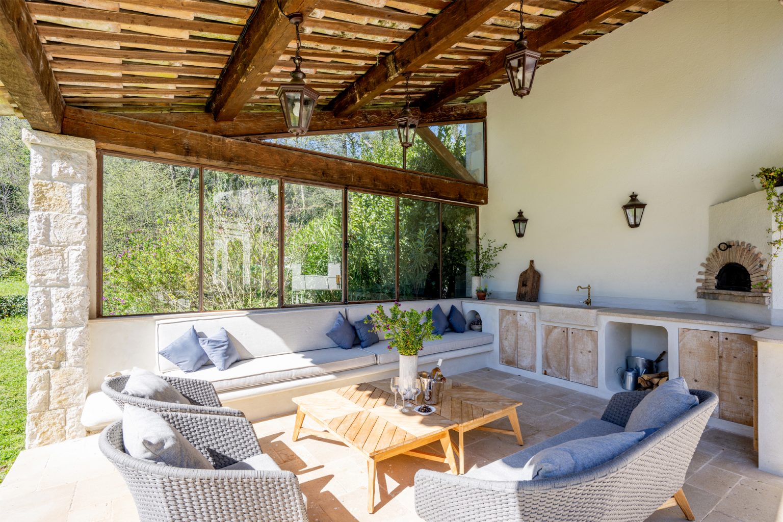 terrasse couverte avec cuisine d'été maison Provence