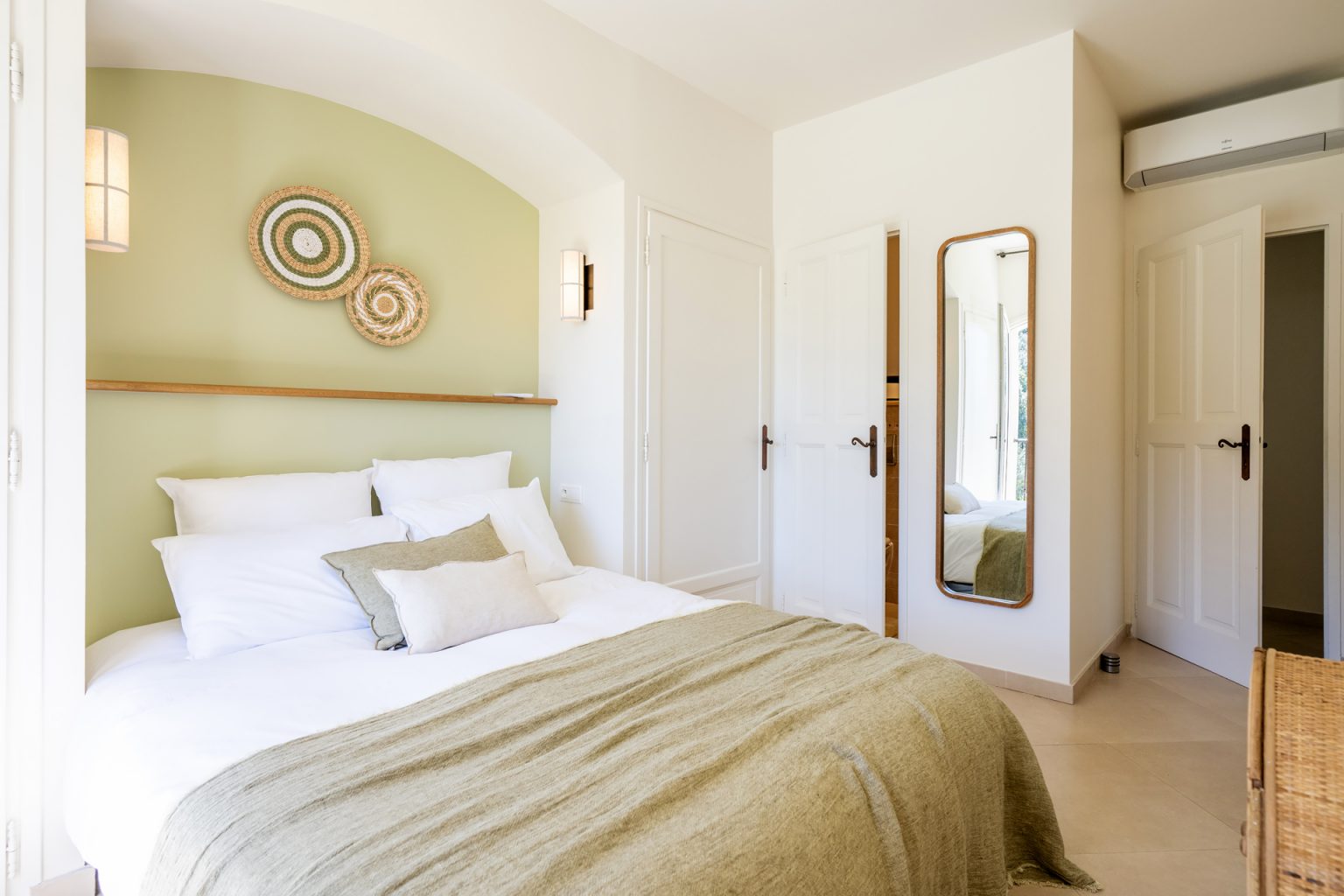 chambre décoration contemporaine naturelle mur vert pâle