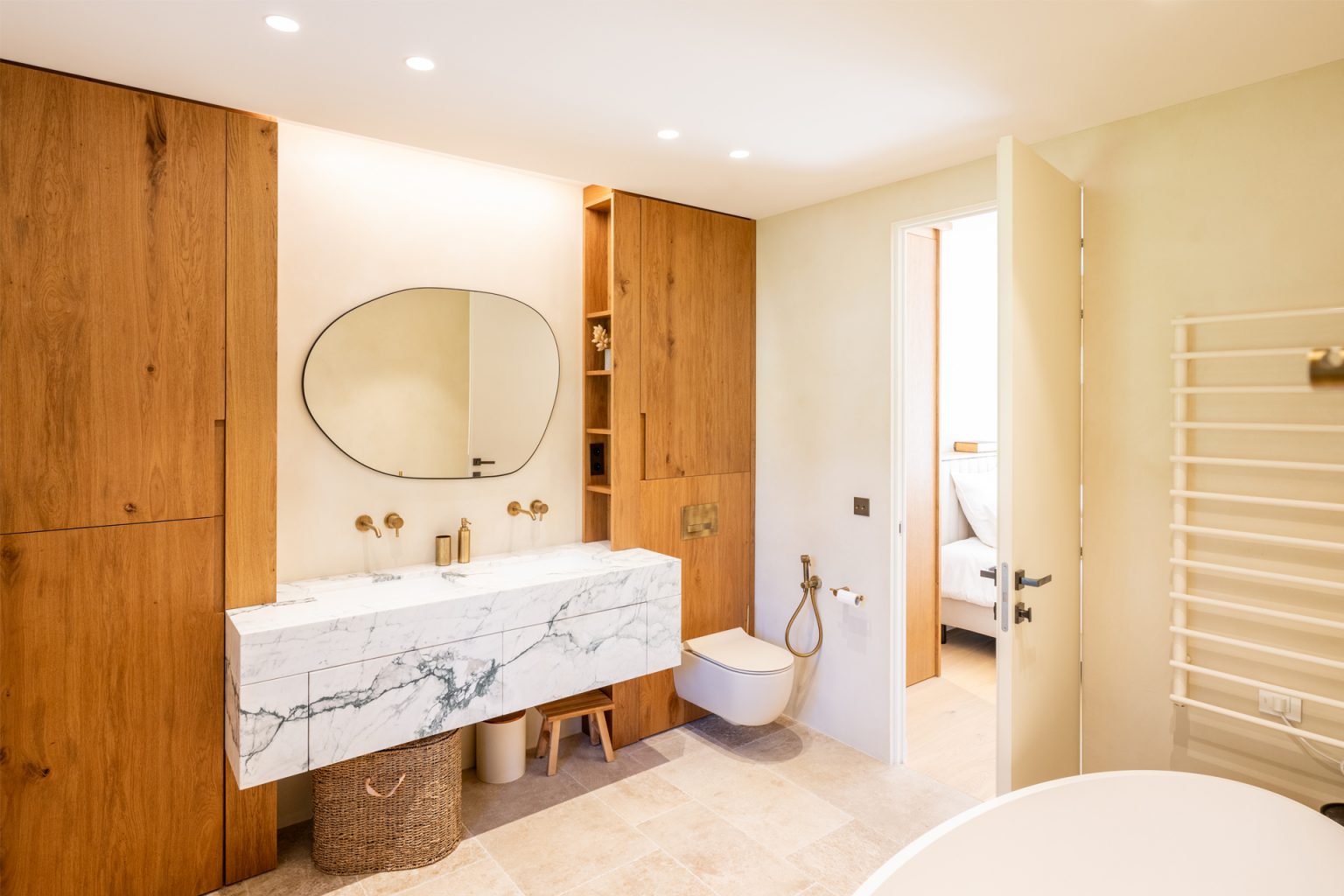 salle de bain bois et marbre