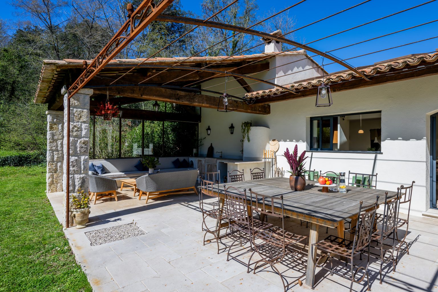 salle à manger extérieure avec pergola métal provençale