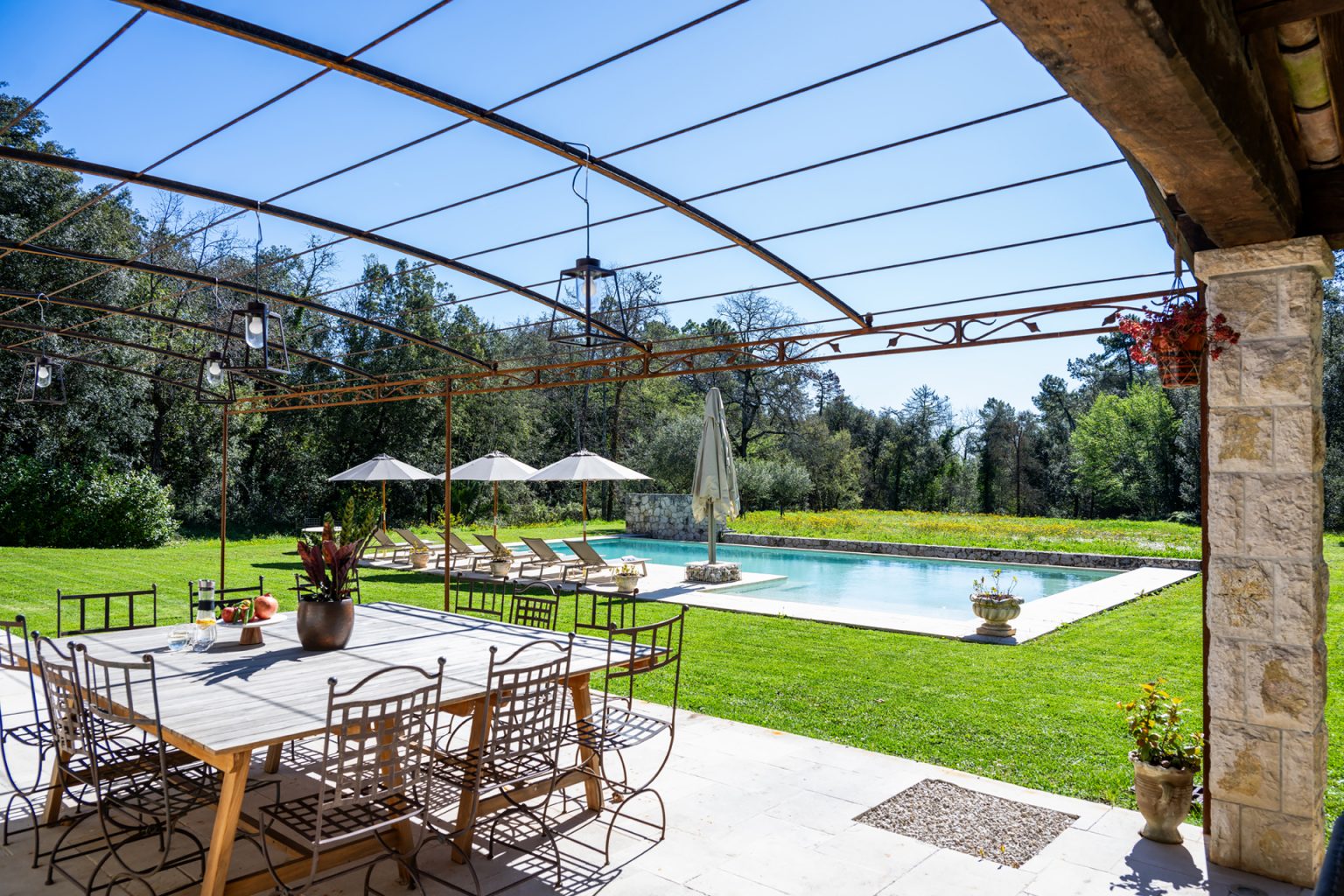 salle à manger extérieure avec pergola métal provençale