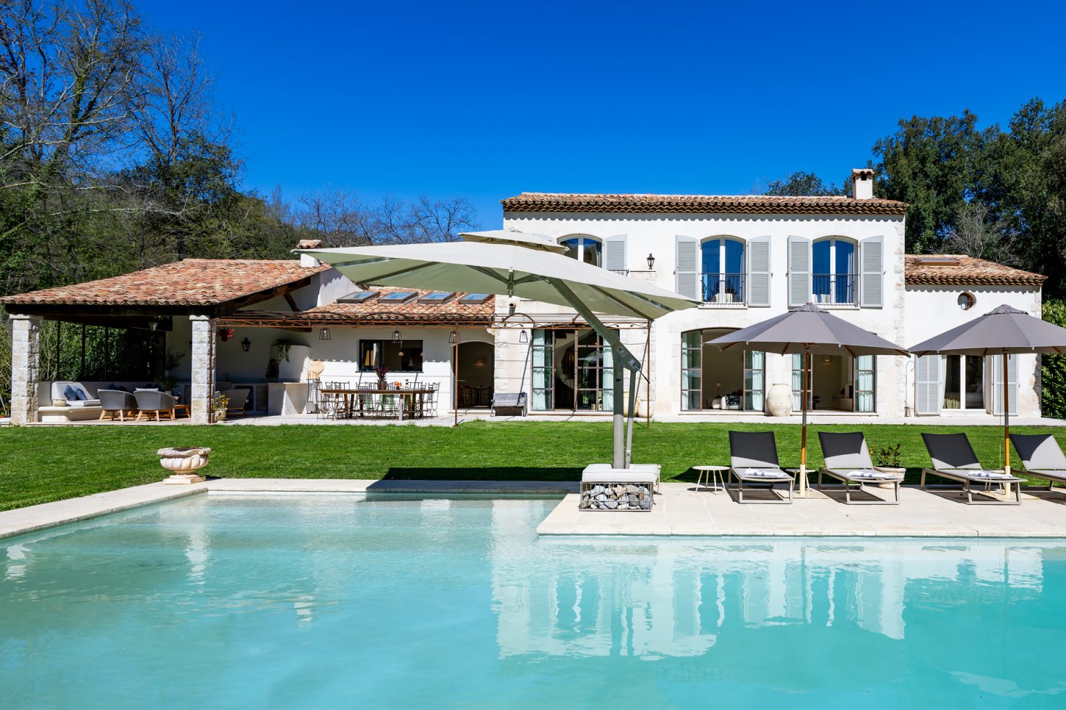 maison néo-provençale avec piscine
