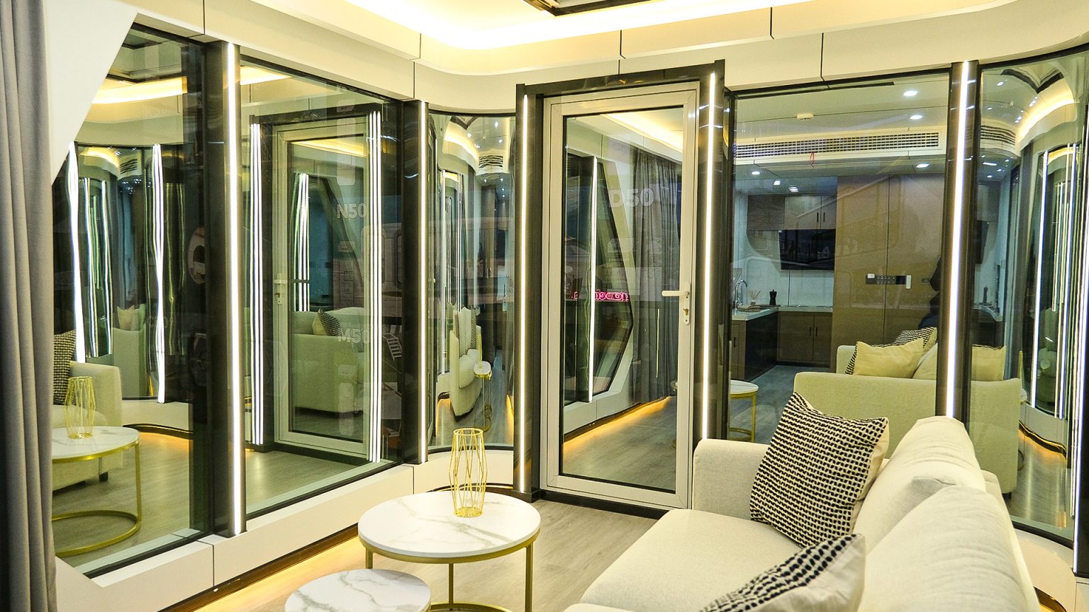 salon avec baies vitrées 