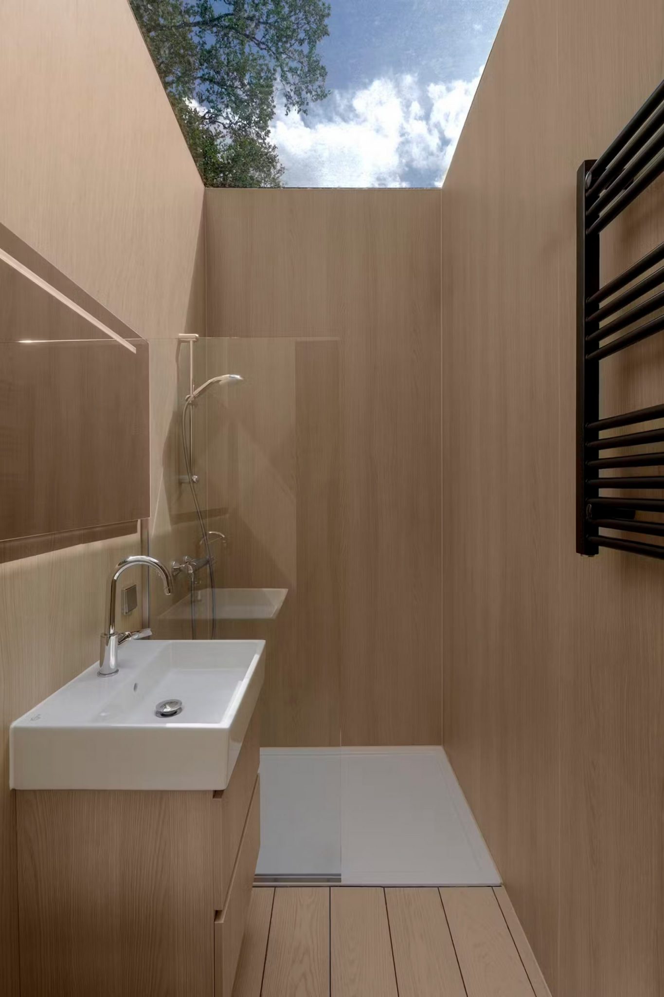 salle de bain plafond vitré petite maison Câpsula par i29 Architects