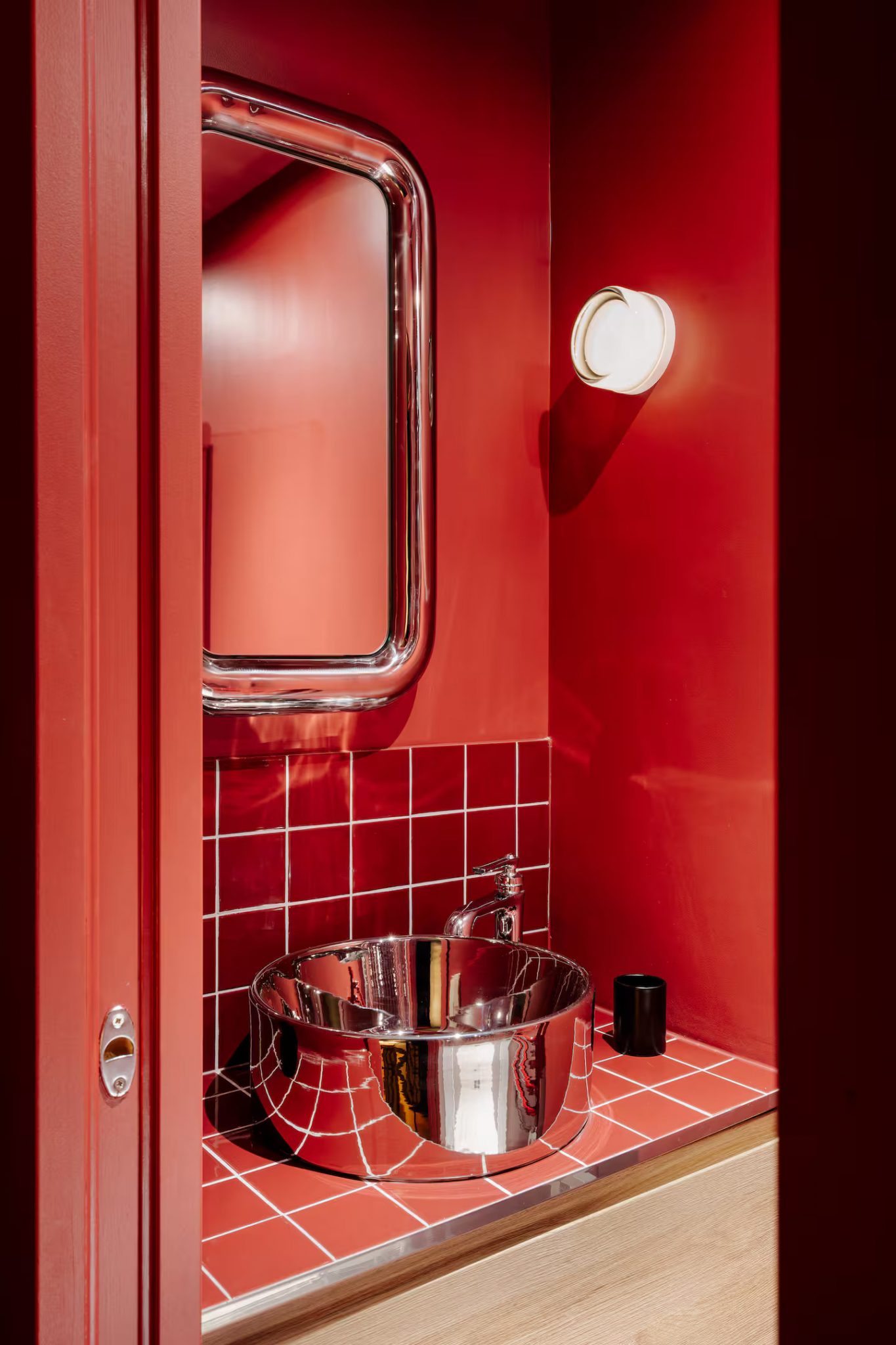 salle de bain rouge décoration contemporaine