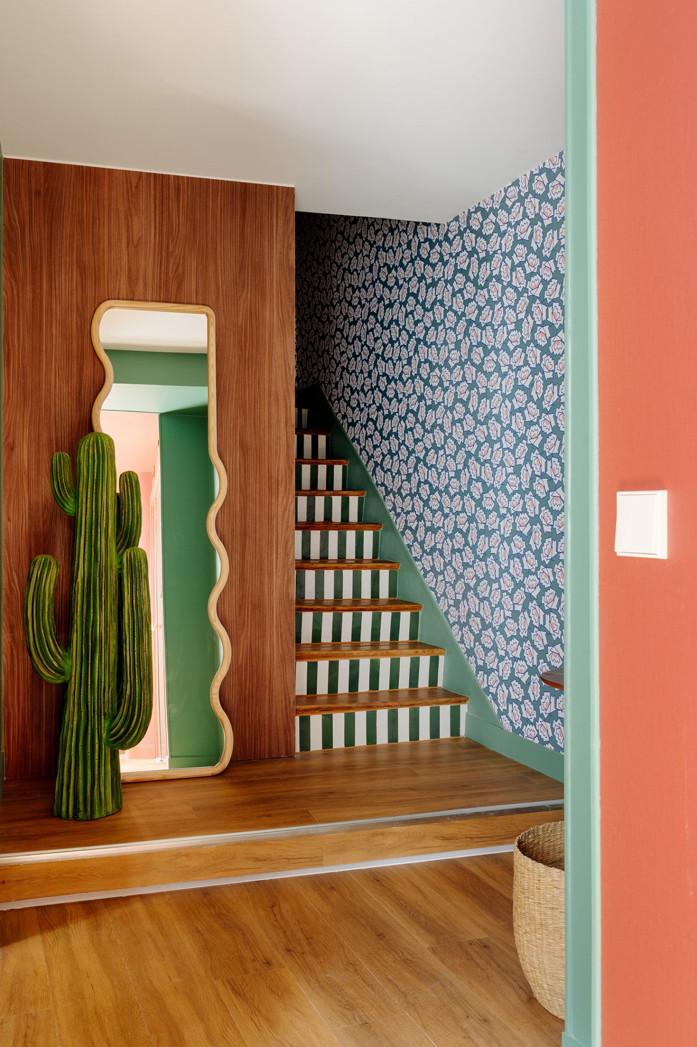 entrée avec escalier carrelage et bois décoration contemporaine