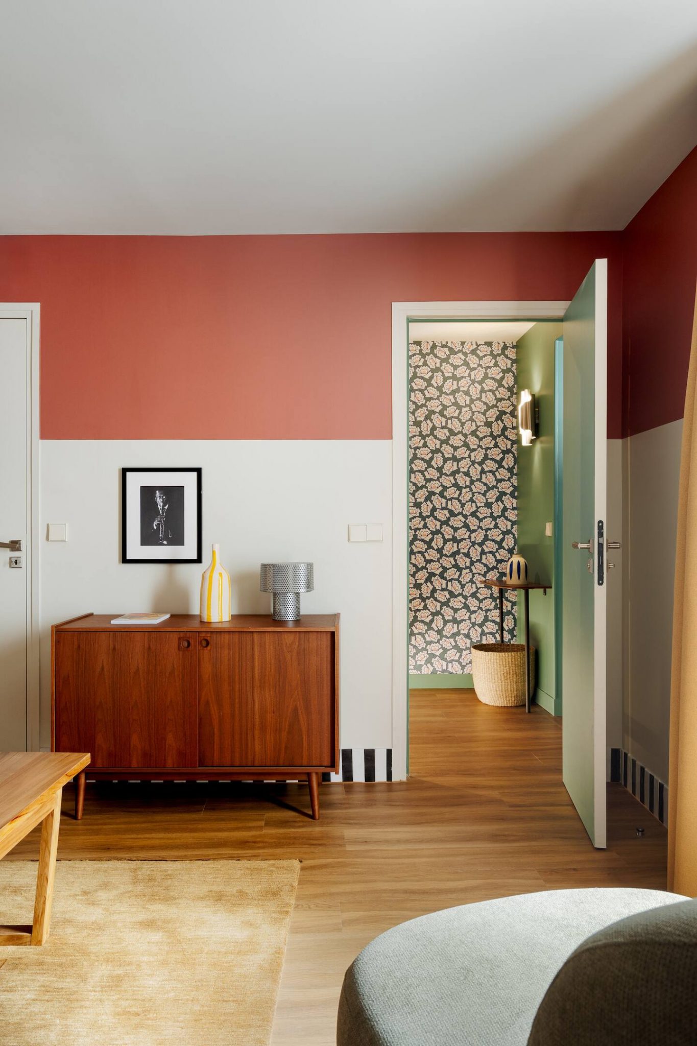 chambre murs blancs et terracotta