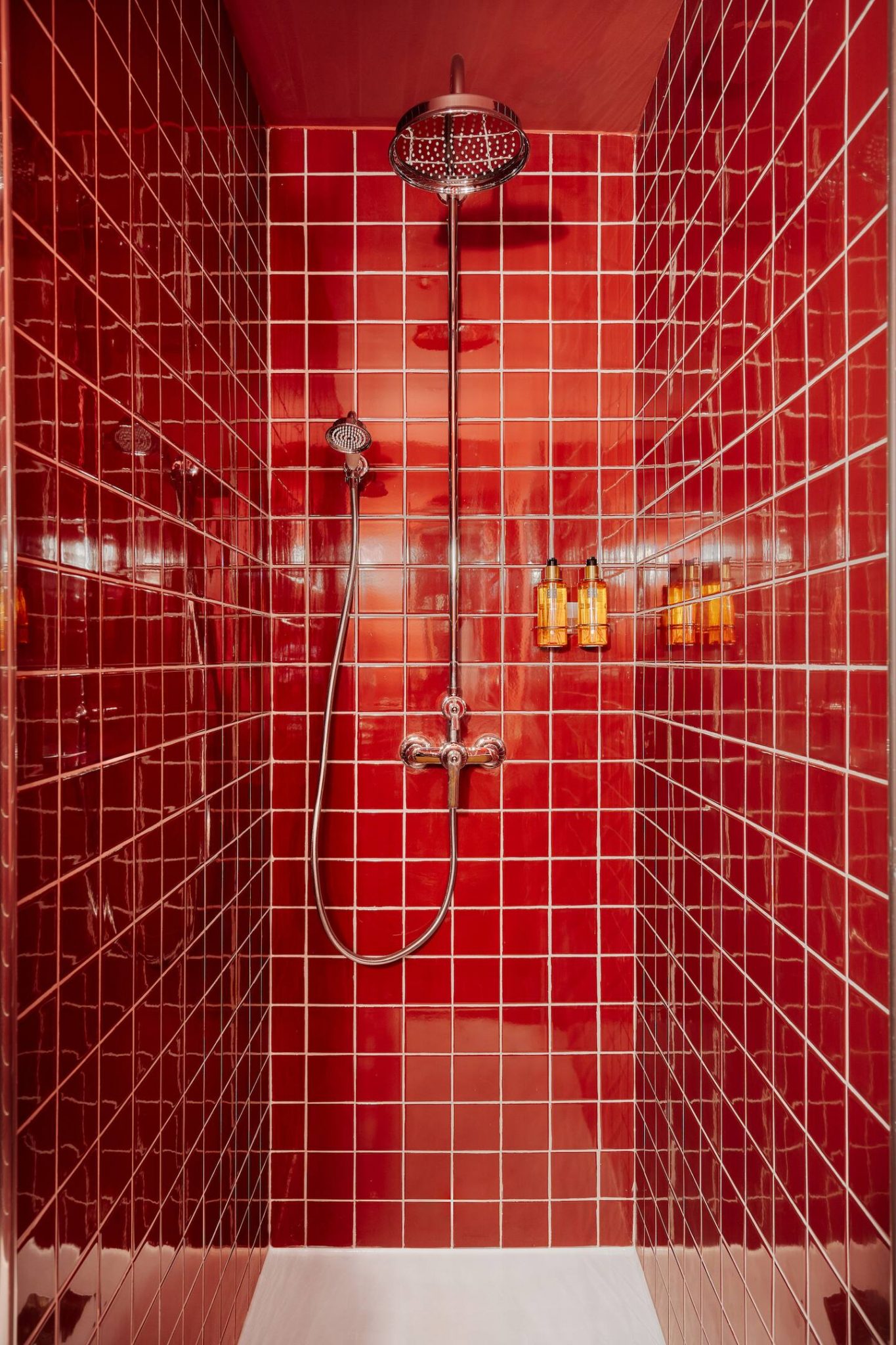 douche carrelage rouge vif brillant