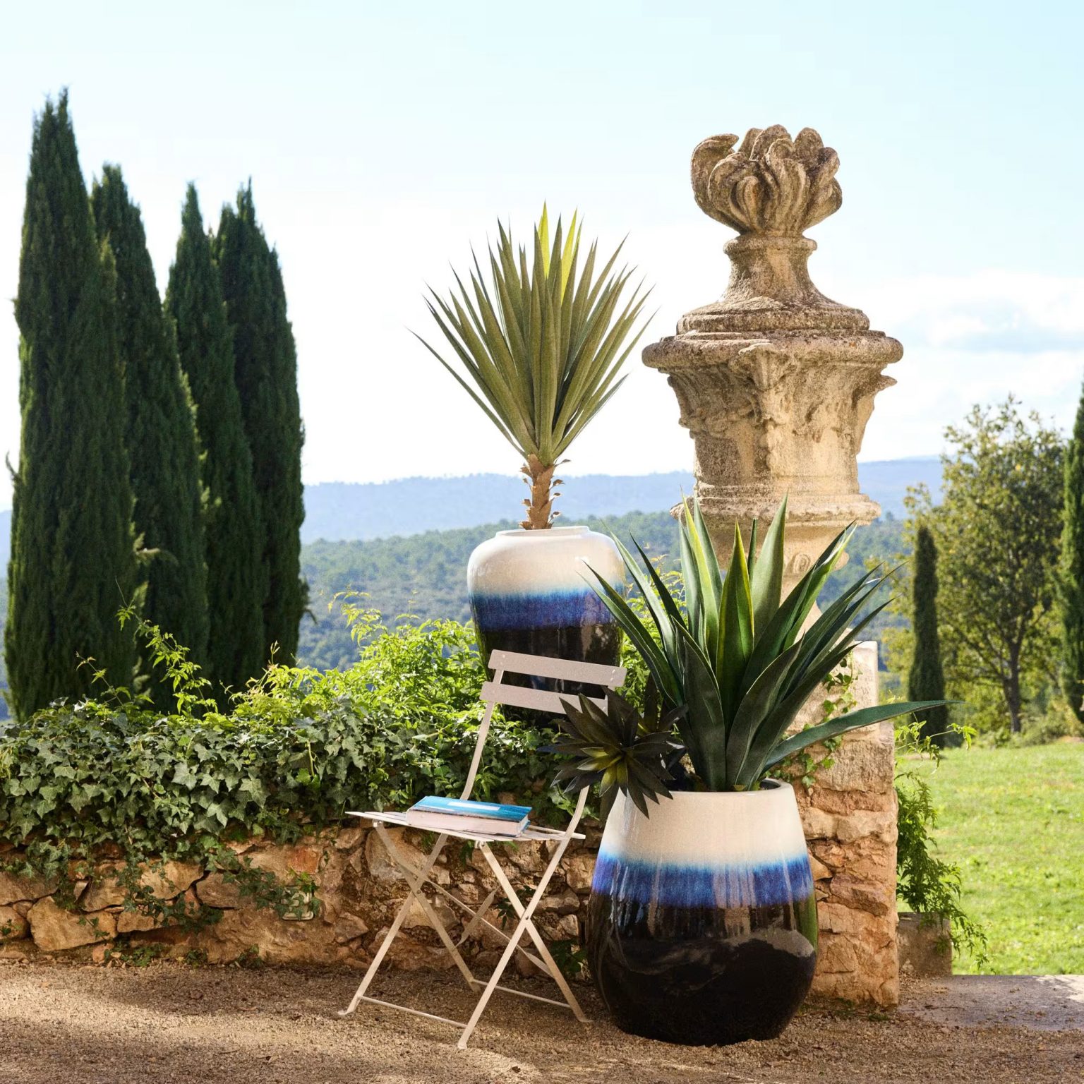 jardin italien avec chaise et pot Maisons du Monde collection French Riviera