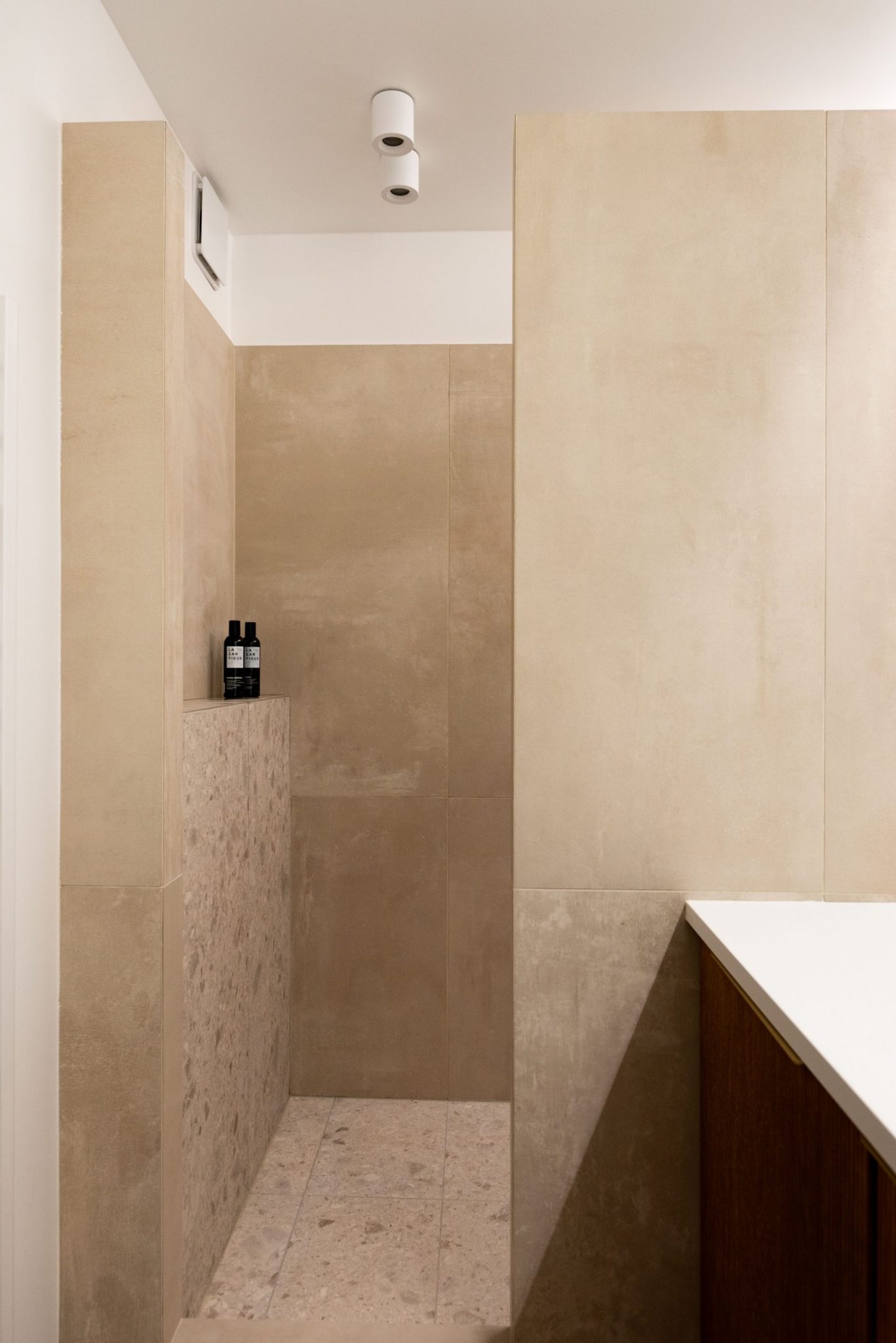 salle de bain bois et marbre beige décoration contemporaine photo ©Cassandre Favaro